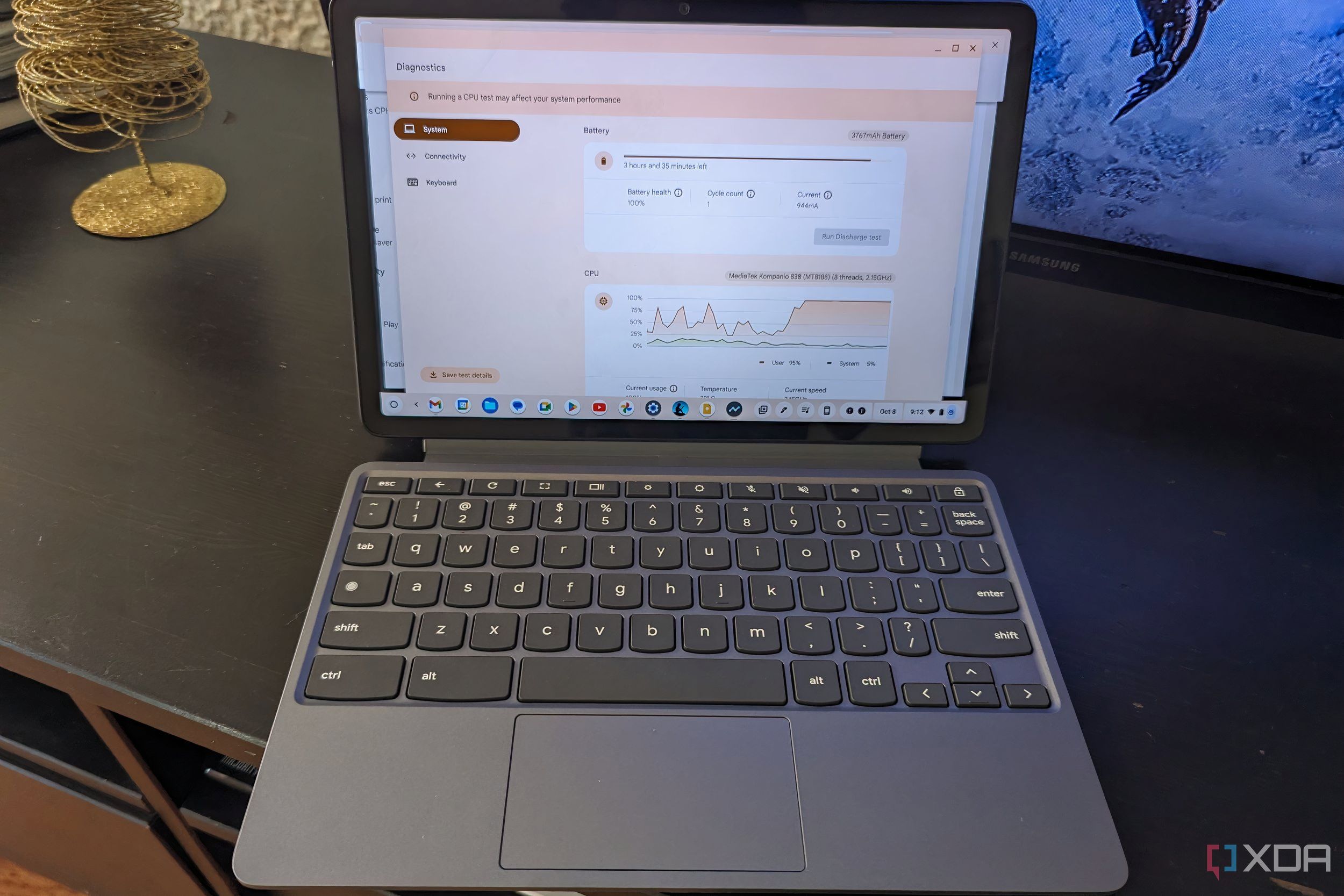 El Lenovo Chromebook Duet 11 muestra las estadísticas de rendimiento de la batería.