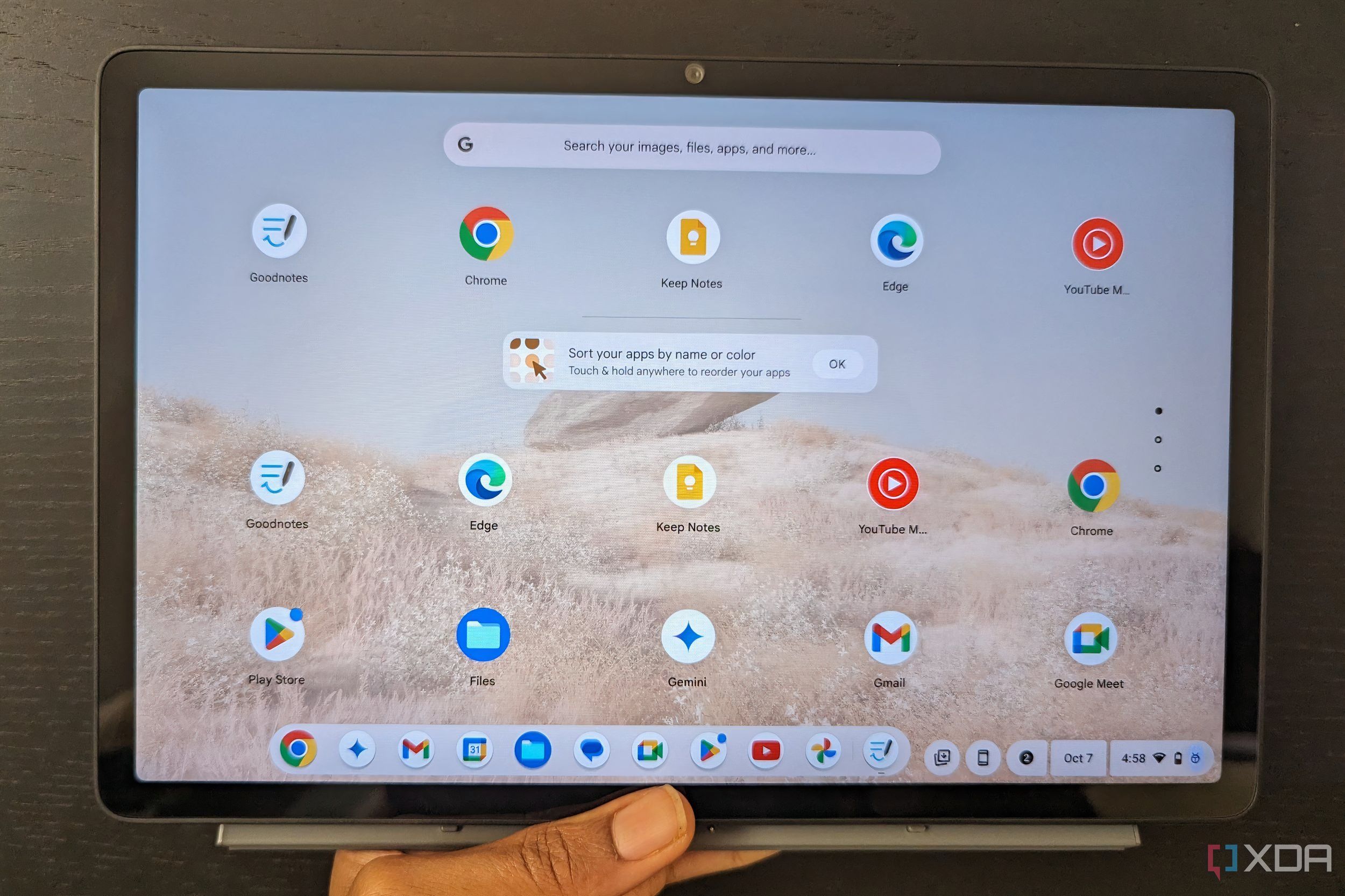 El Lenovo Chromebook Duet 11 se levantó para mostrar la pantalla.