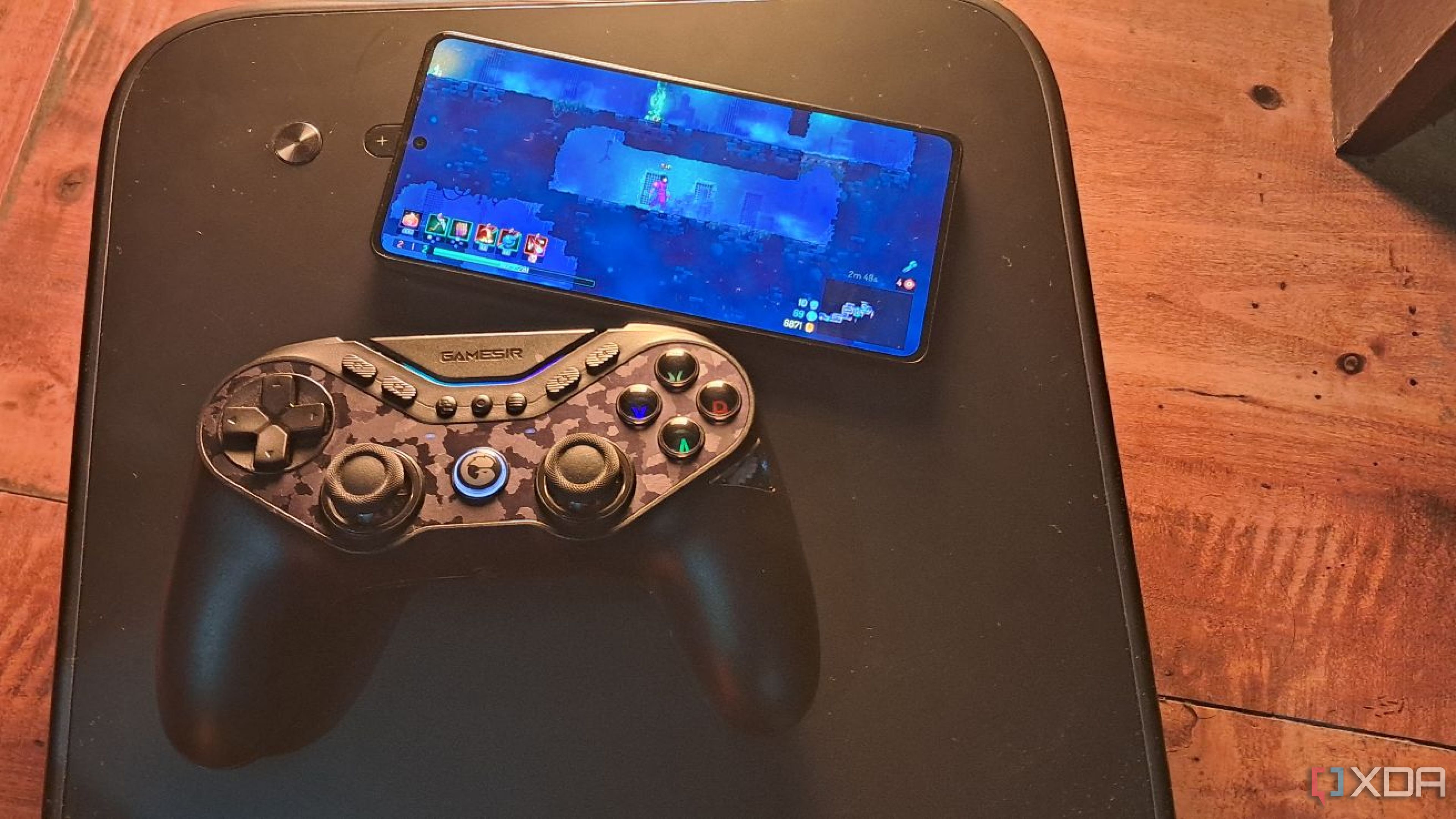 El GameSir Tarantula Pro conectado a un Poco F5 con Dead Cells