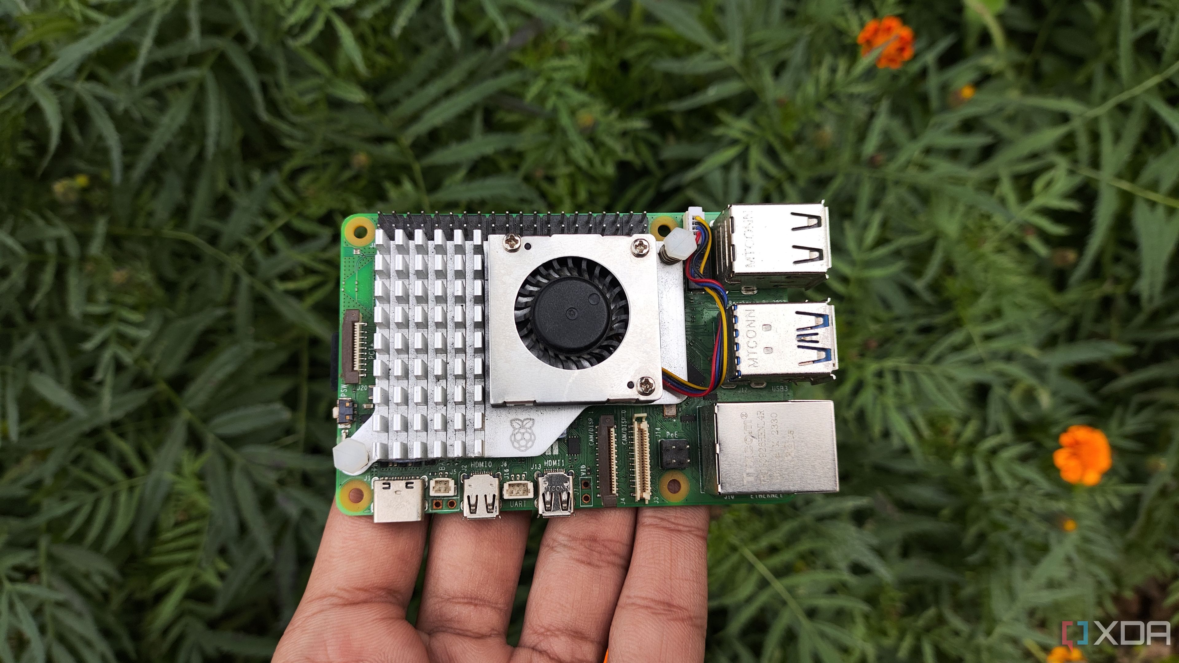 Una persona sosteniendo una Raspberry Pi 5