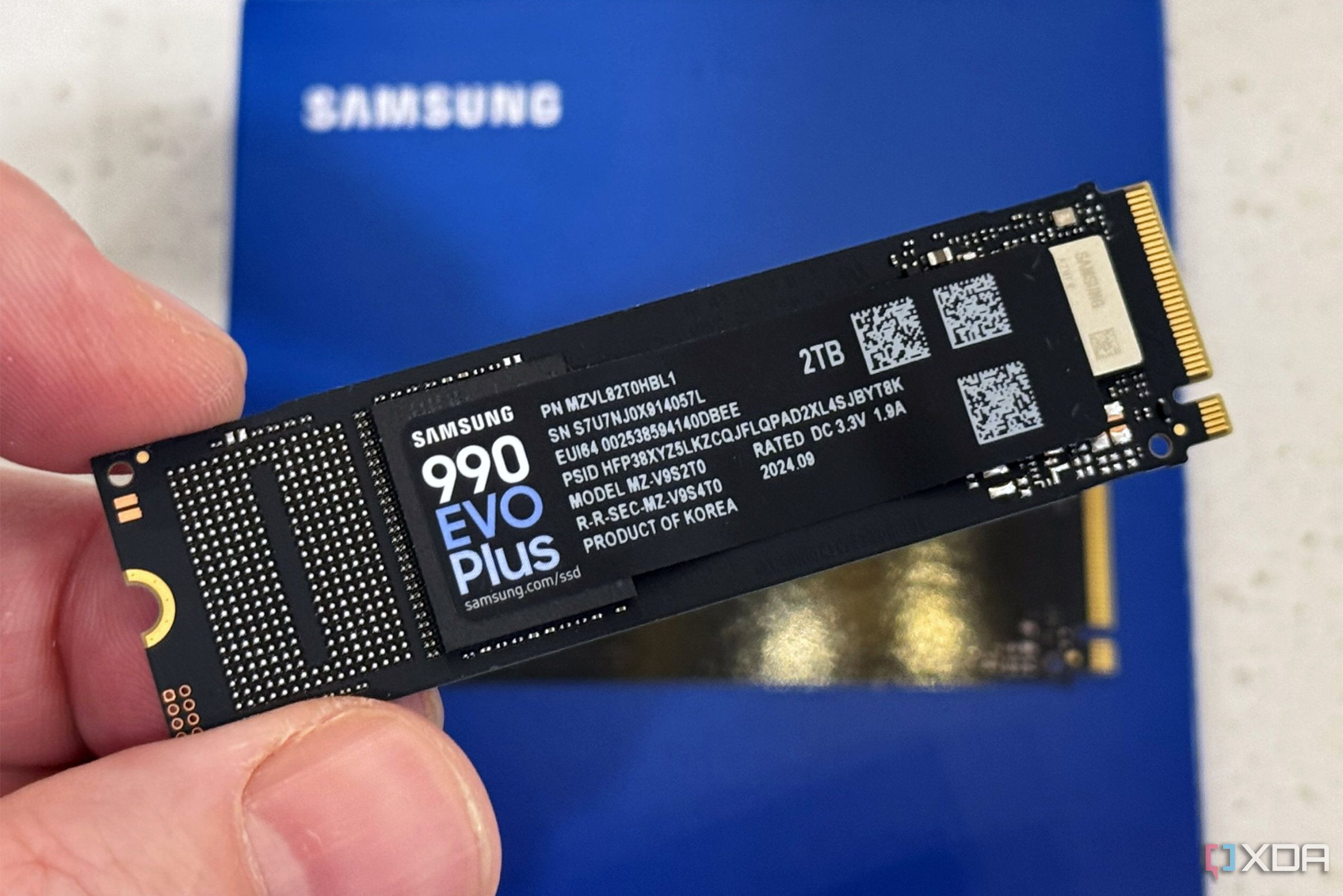 Vista frontal del SSD Samsung 990 Evo Plus en la mano