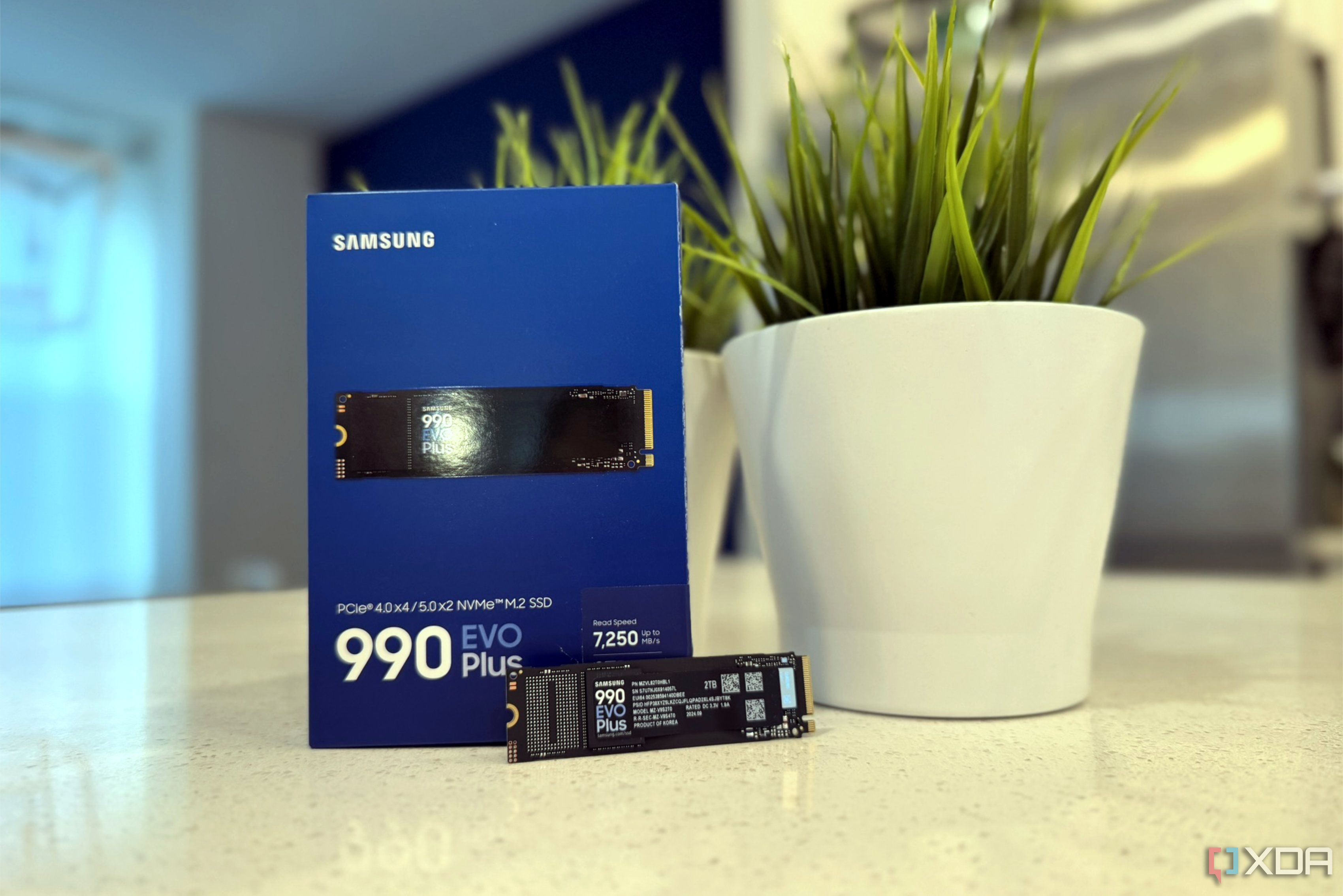 Samsung 990 evo plus ssd y caja sobre una encimera