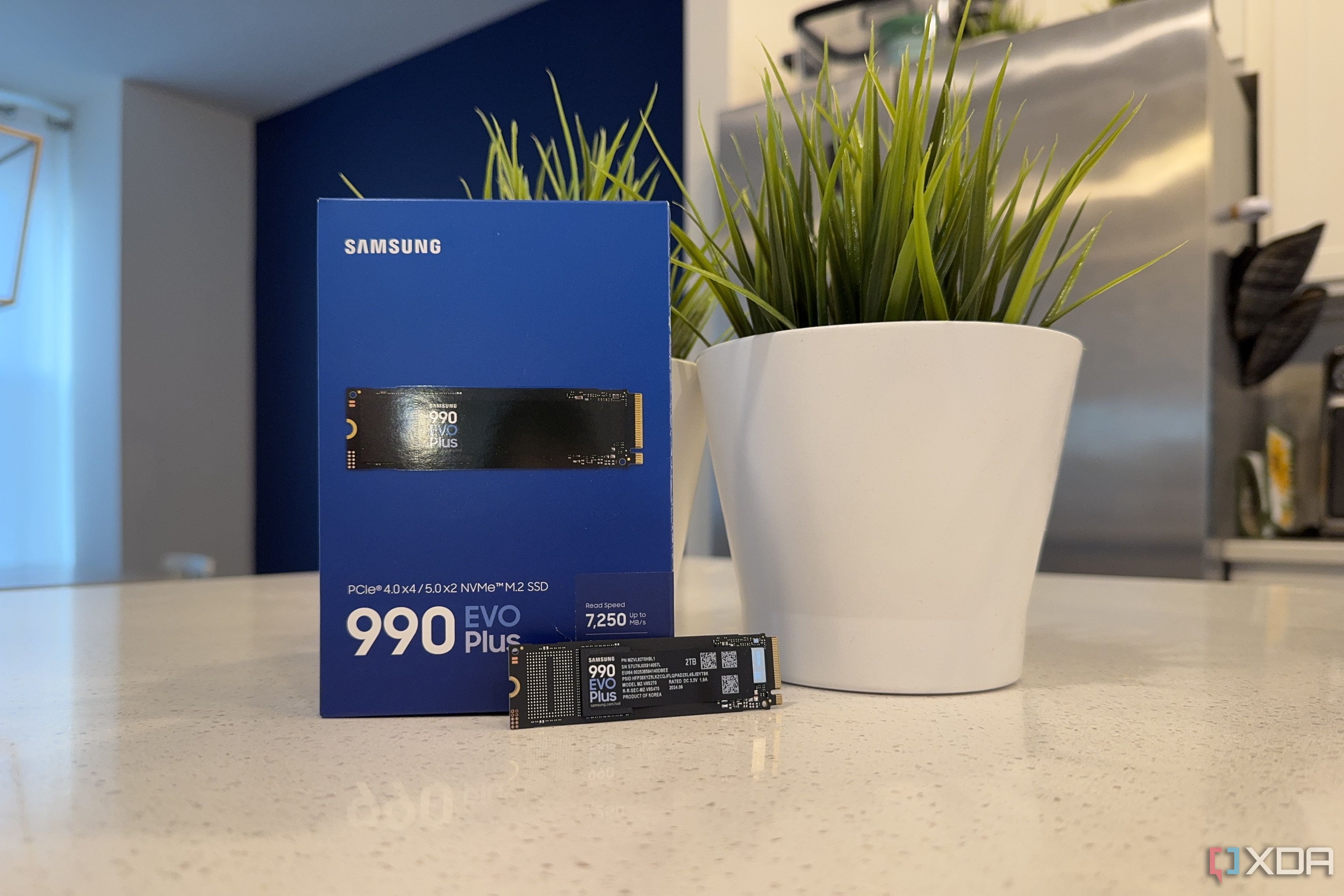 Samsung 990 evo plus ssd sobre la encimera junto a la caja