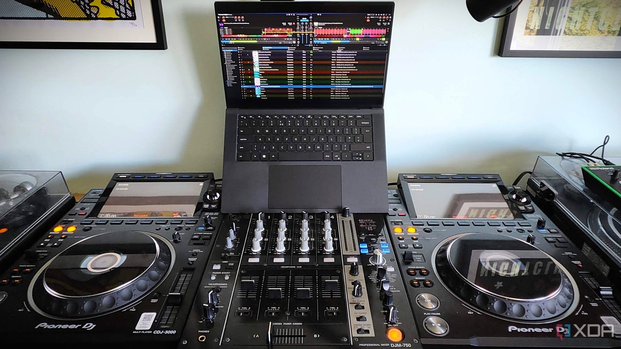 PC con Traktor en la configuración de DJ