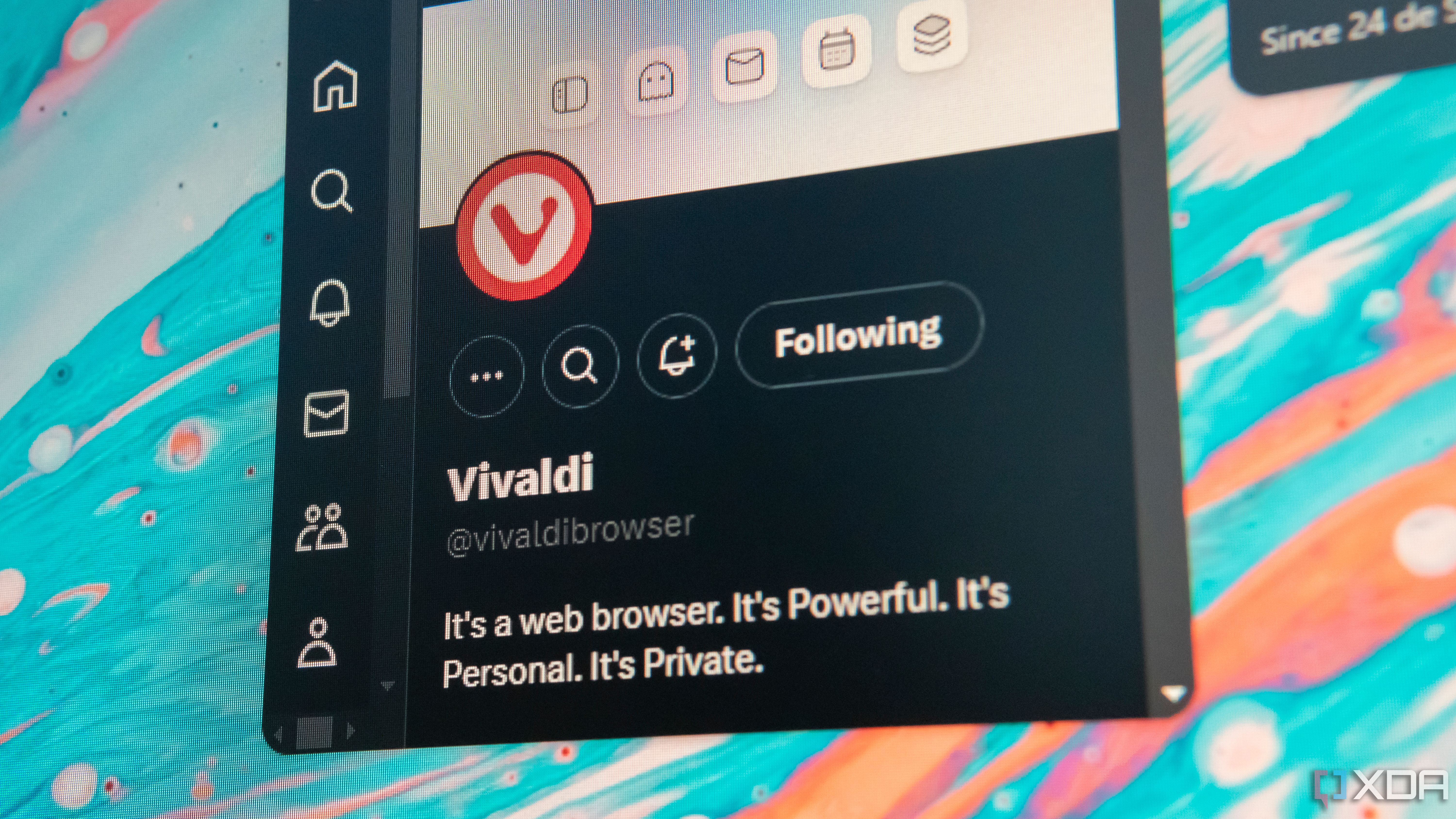 Vista de cerca del perfil de Twitter de Vivaldi en una pantalla, incluido el logotipo de Vivaldi