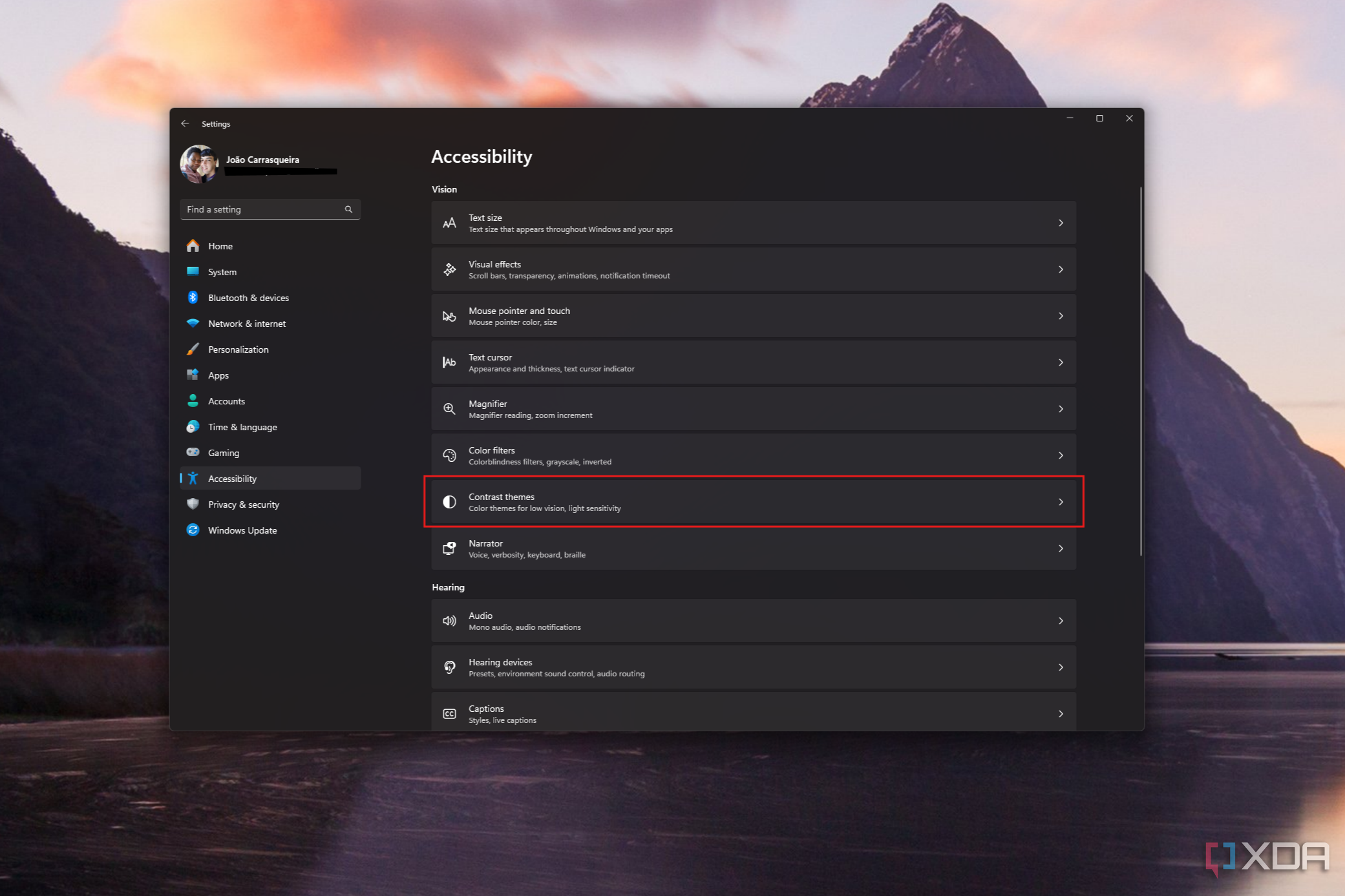 Captura de pantalla de la configuración de accesibilidad de Windows 11 con la opción de temas de contraste resaltada