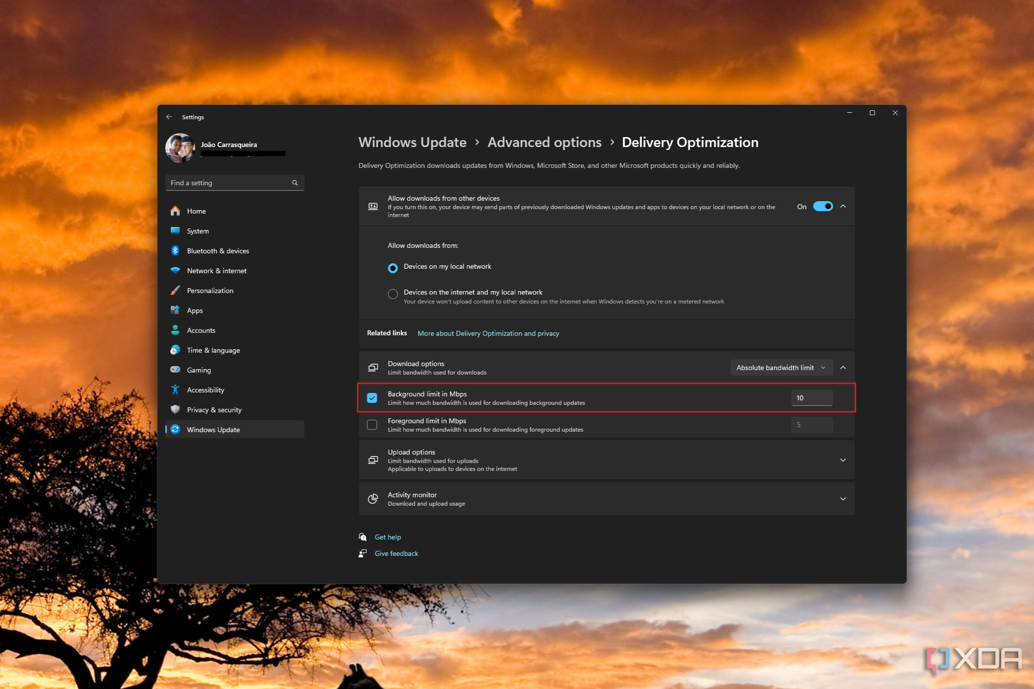 Screenshot of Delivery Optimization settings in Windows 11 with an absolute bandwidth limit of 10 Mbps for background downloads