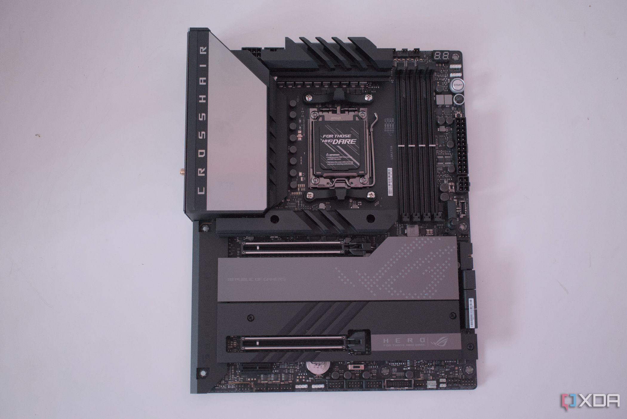 ASUS ROG Crosshair X670E Hero parte superior