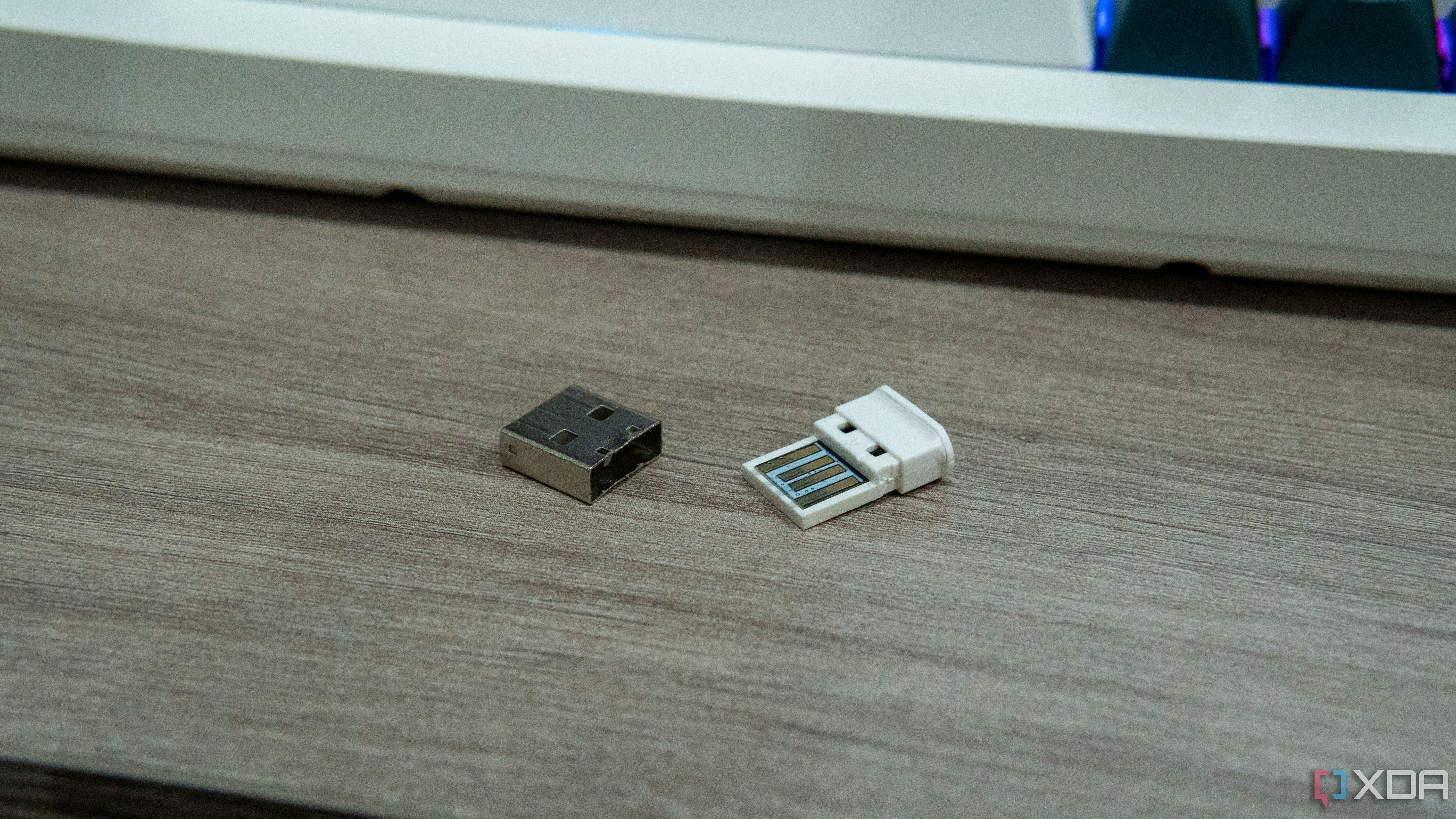 Un dispositivo USB con el protector de metal quitado