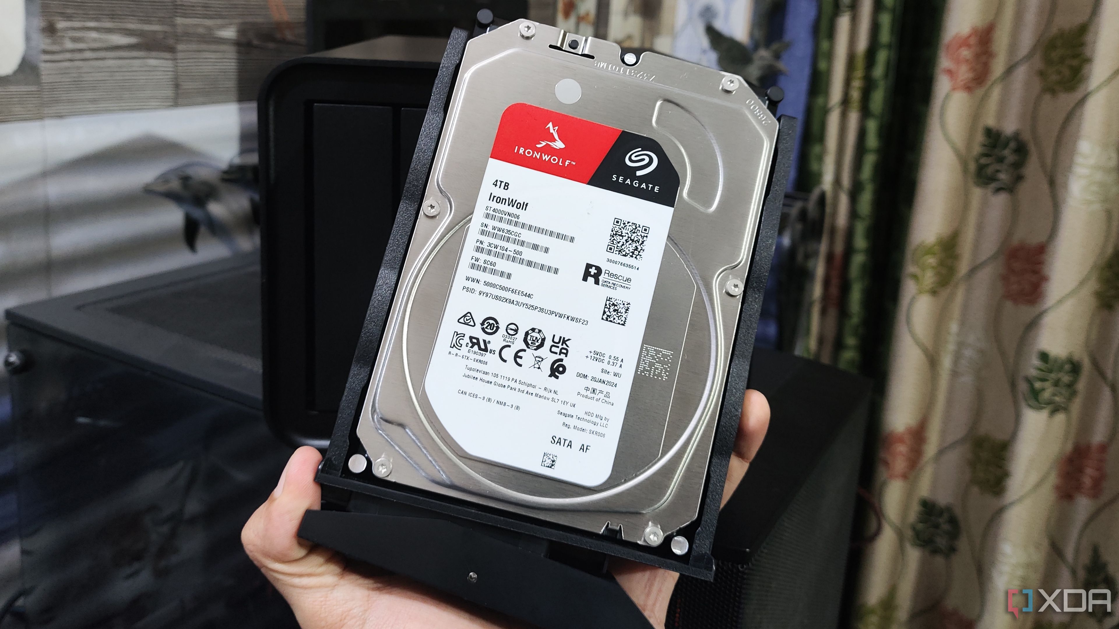 Una persona sosteniendo un disco duro Seagate