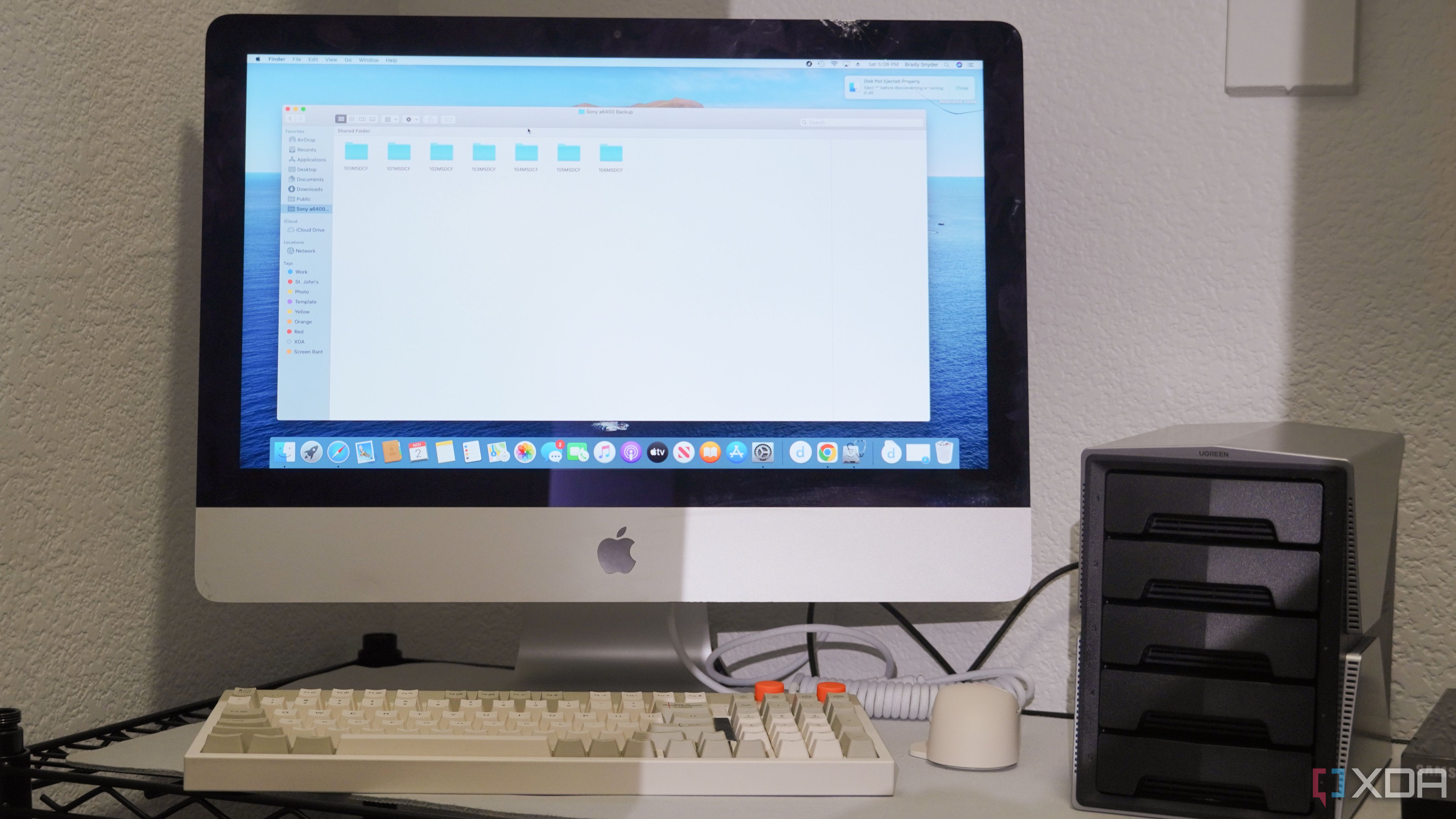 Un iMac configurado como NAS en un armario.