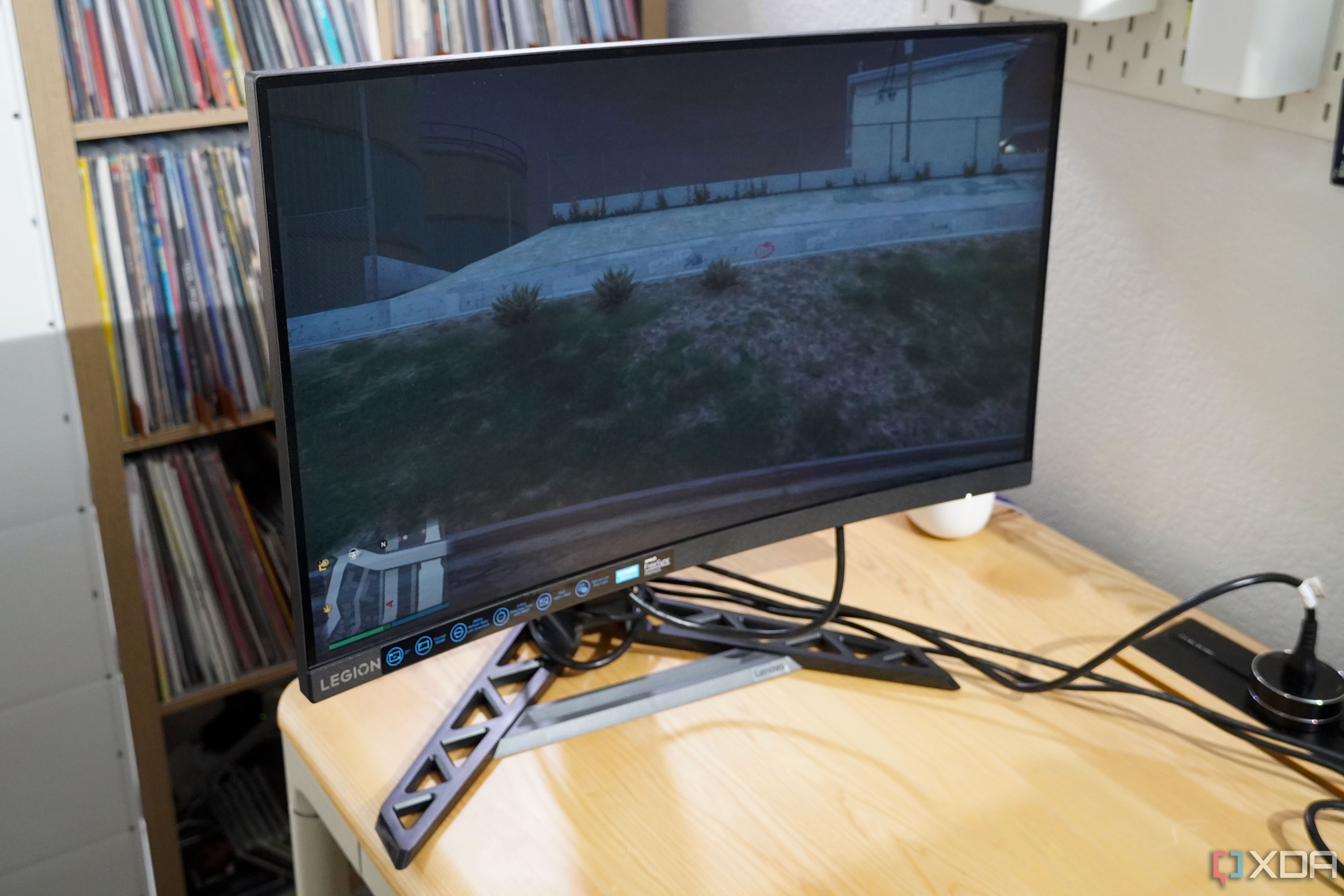 El monitor curvo Lenovo Legion sobre un escritorio.