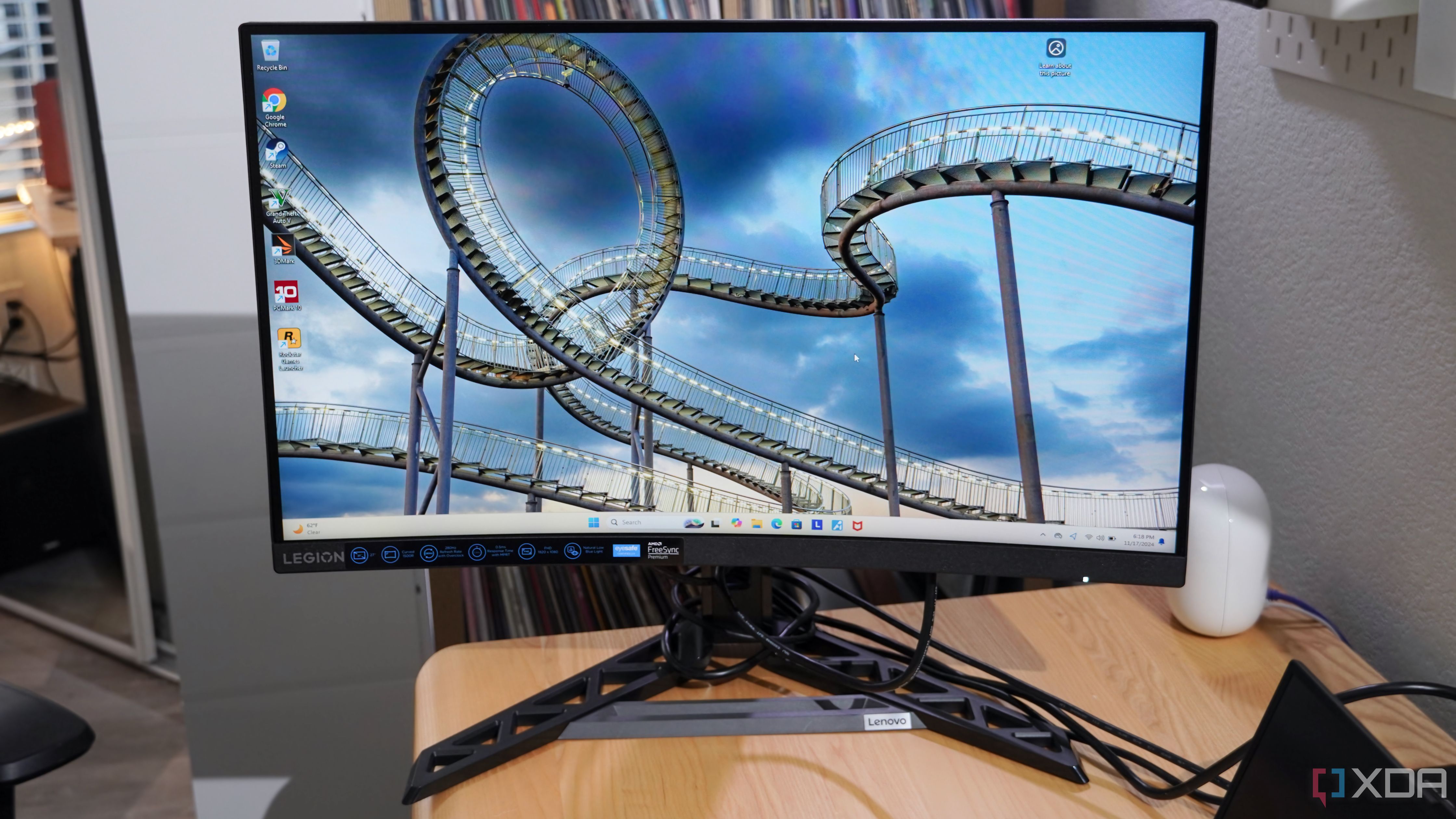 El monitor Lenovo Legion en un escritorio.