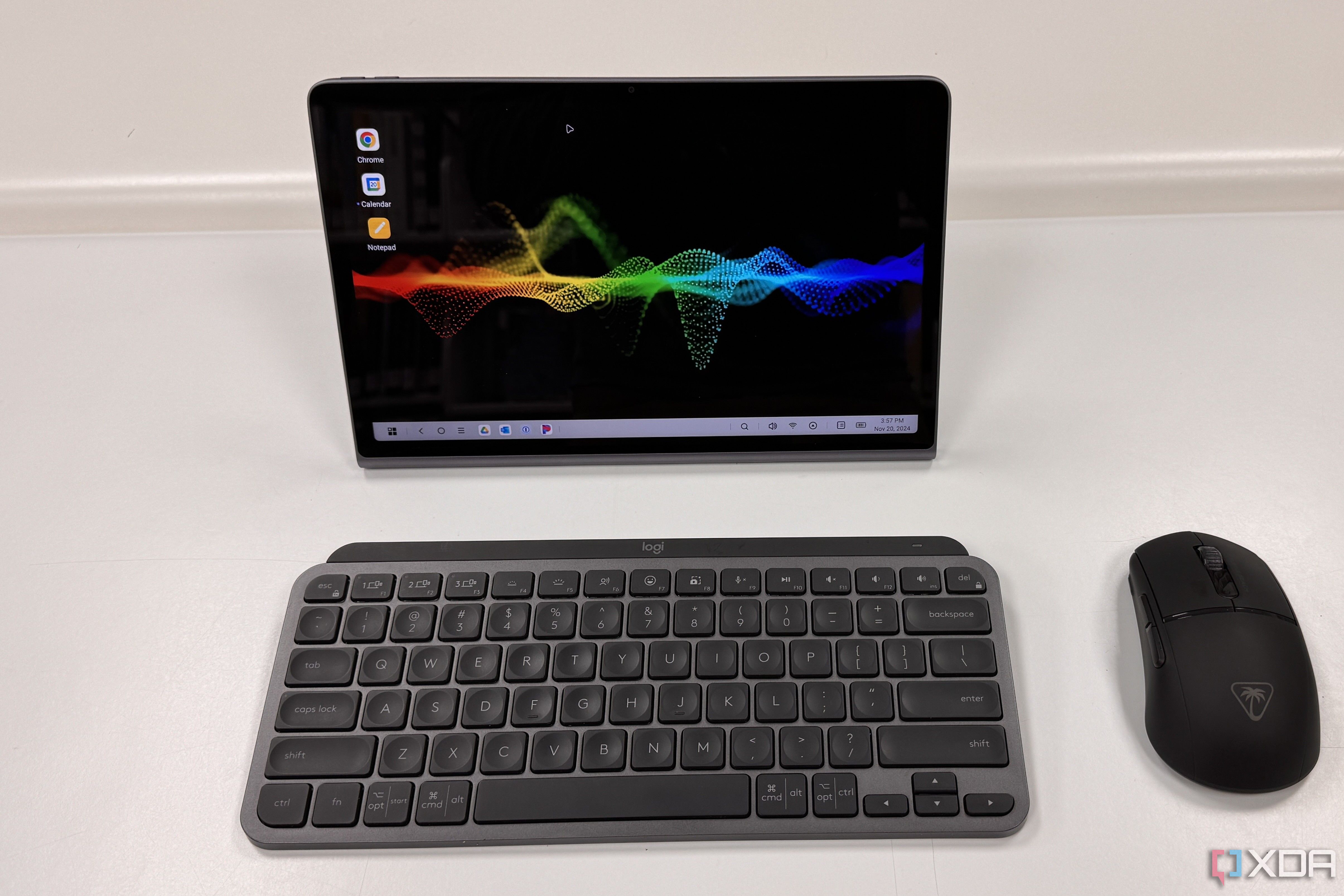 Lenovo Tab Plus de frente con teclado y mouse sobre una mesa blanca