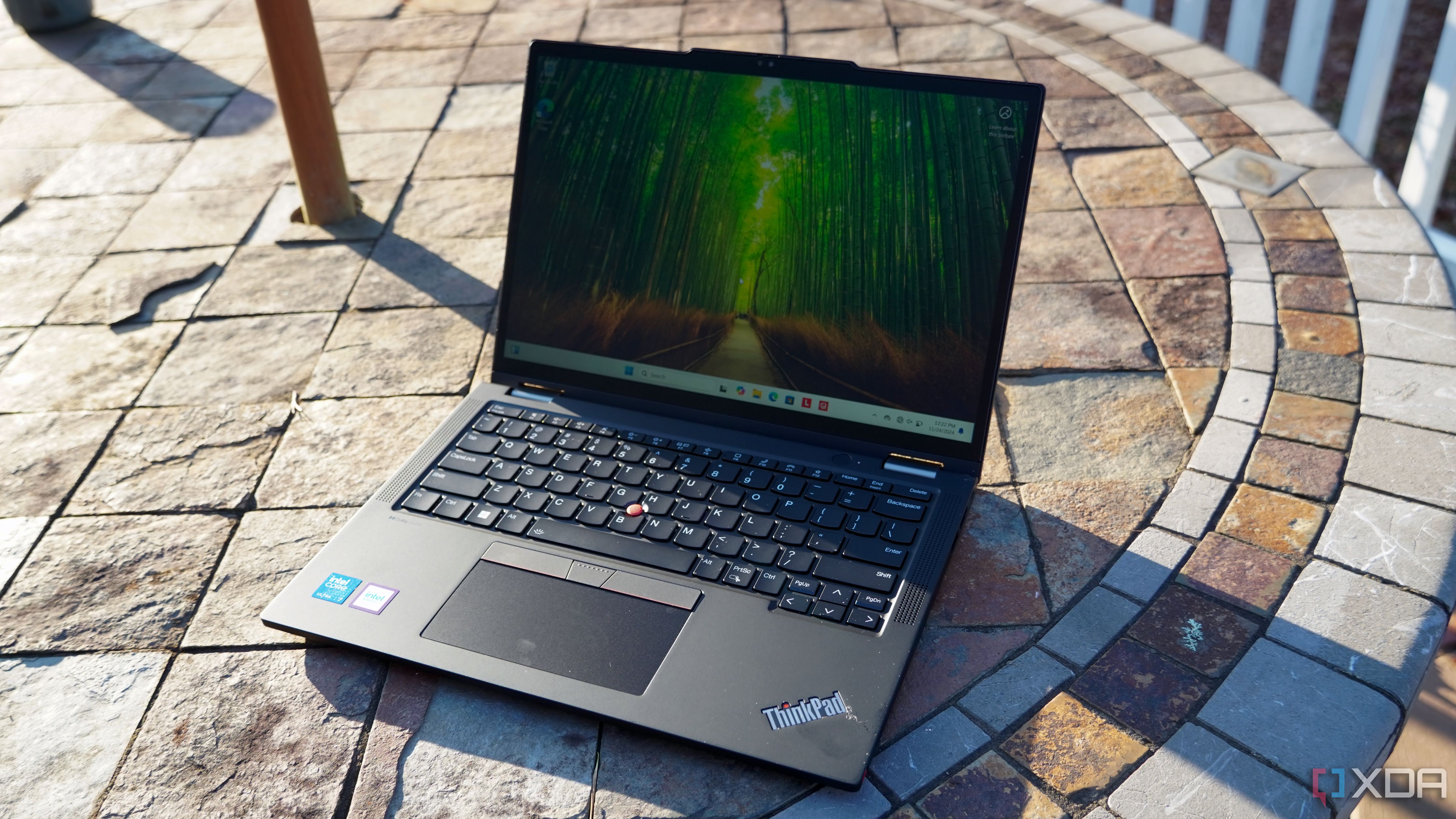 El ThinkPad X13 2 en 1 sobre una mesa al aire libre.