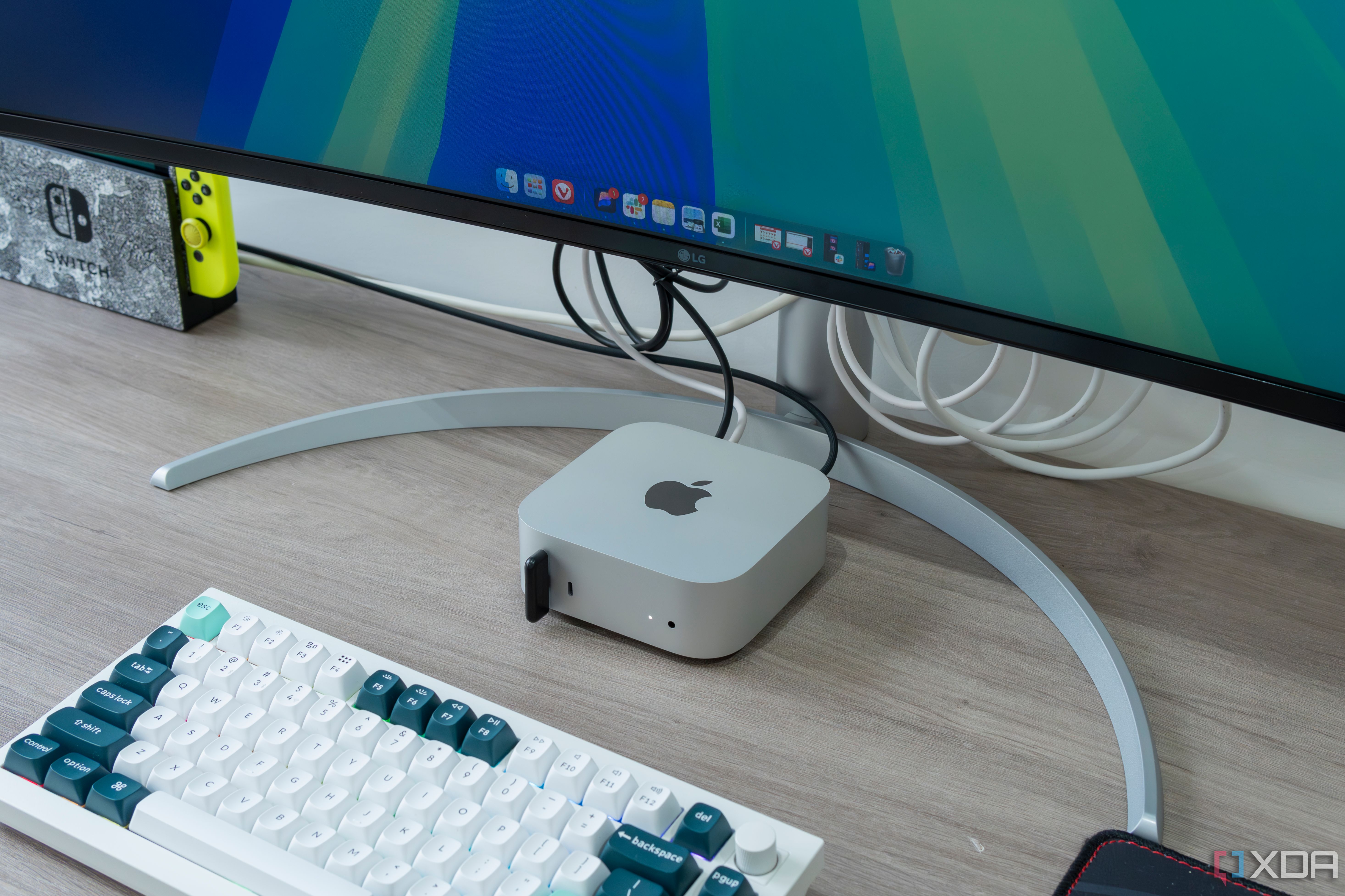 Un Mac Mini M4 frente a un monitor y con un teclado delante