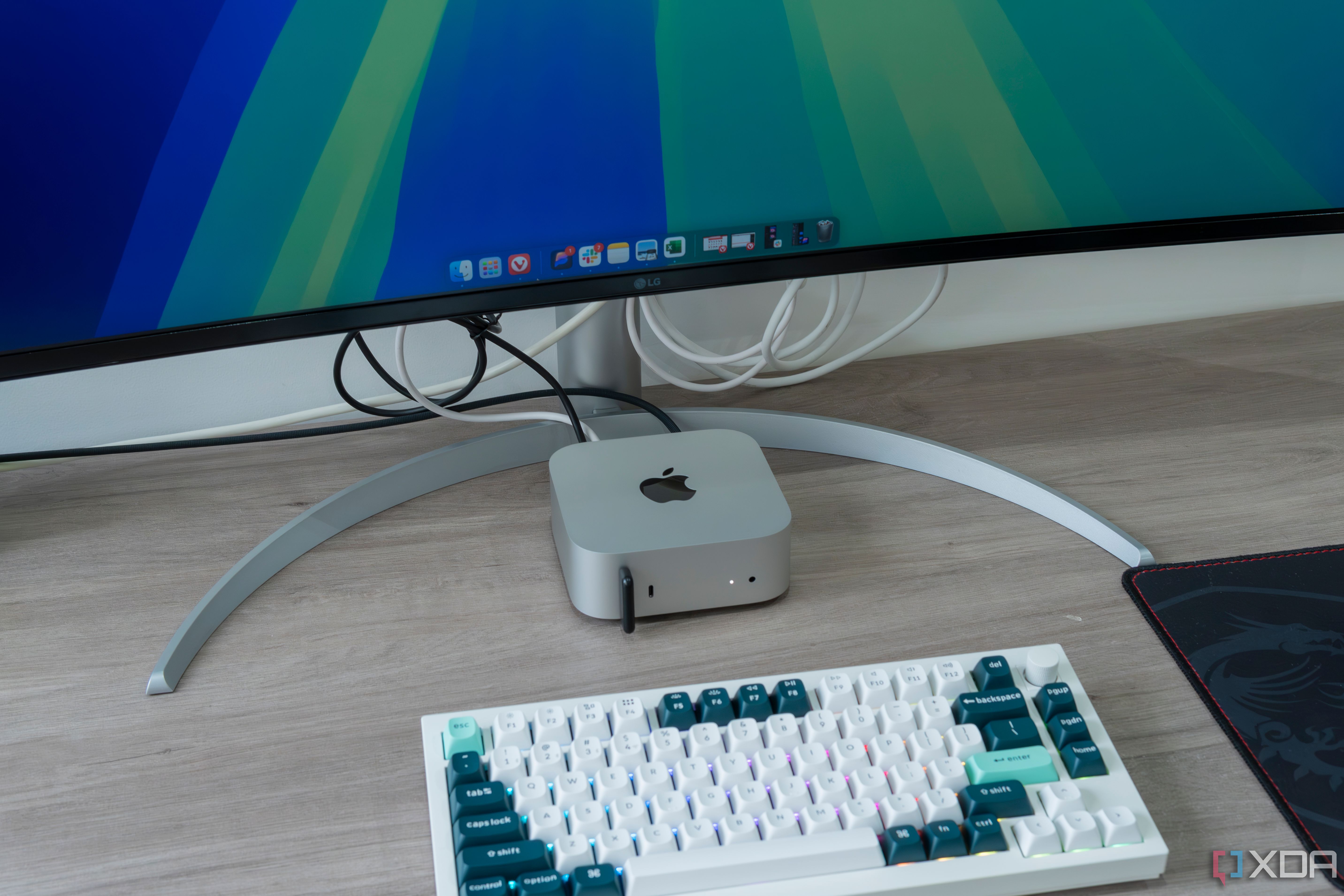 Un Mac Mini M4 frente a un monitor y con un teclado delante