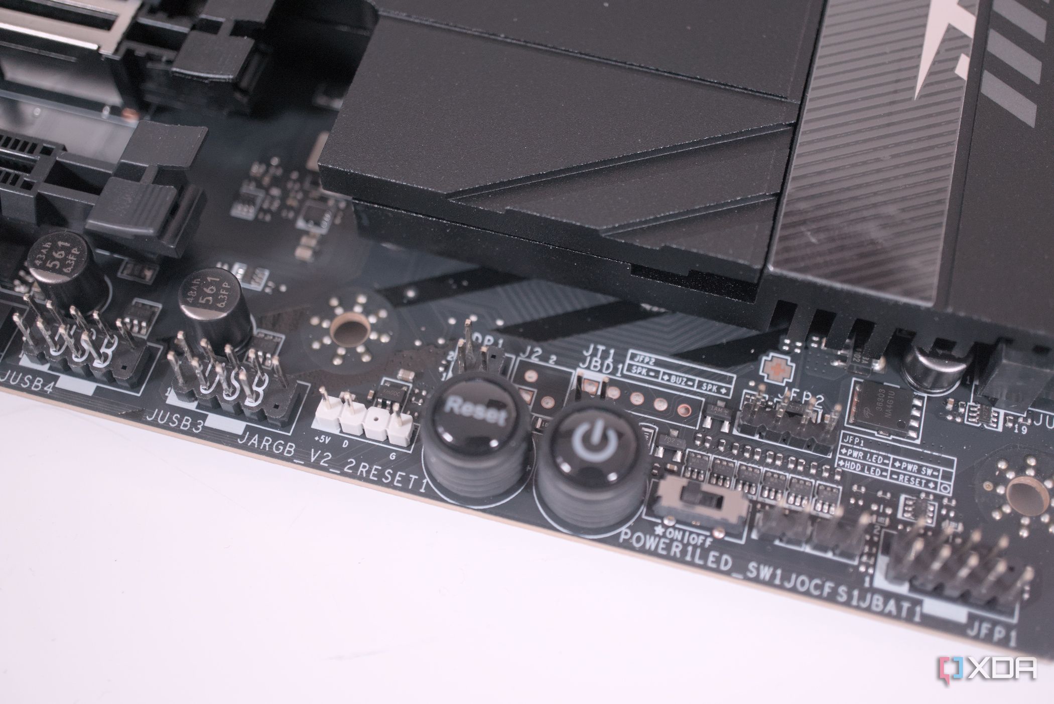 MSI MPG X870E Carbon WiFi power buttons