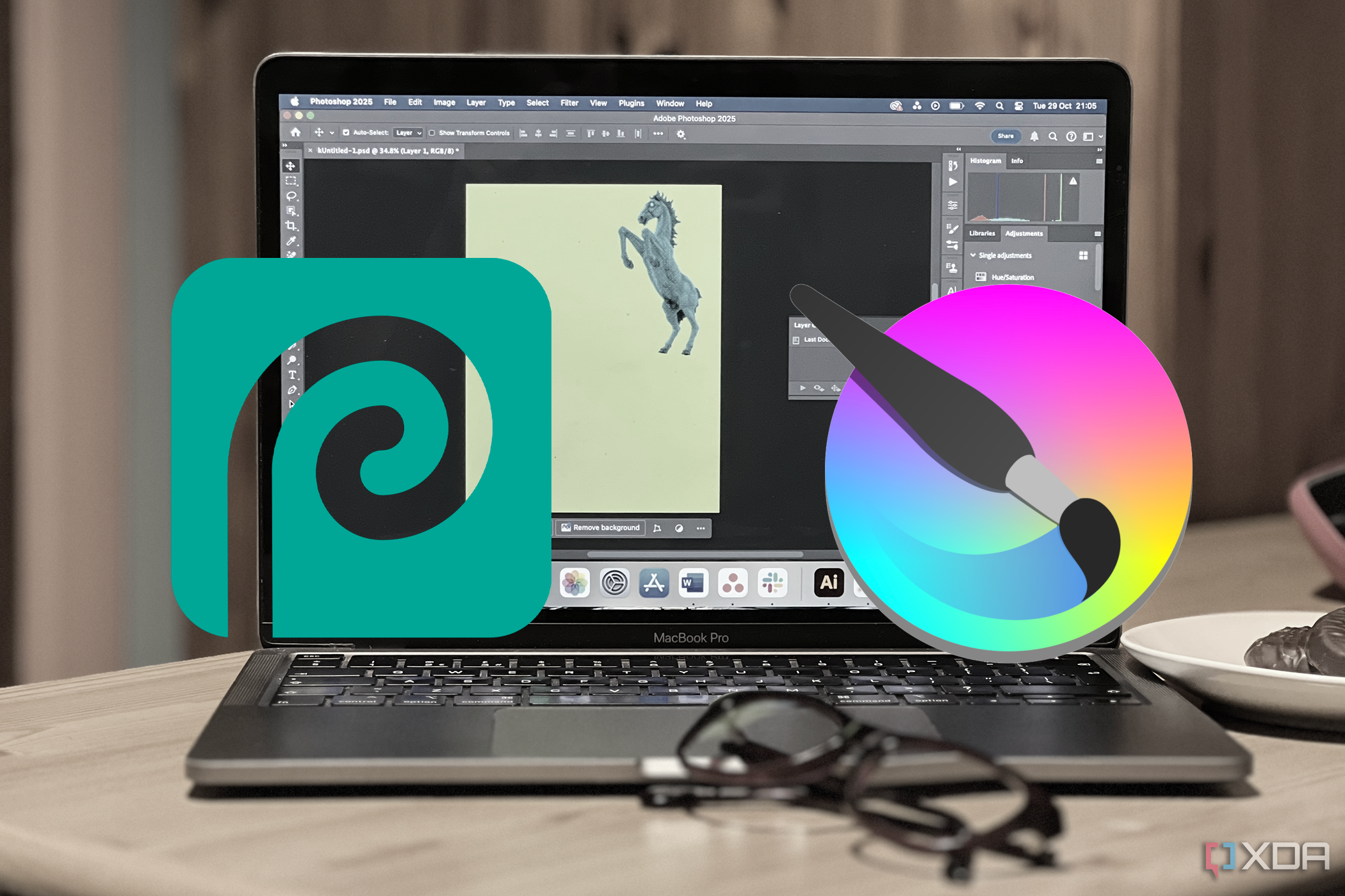 Photoshop en una MacBook con los logotipos de Krita y Photopea superpuestos