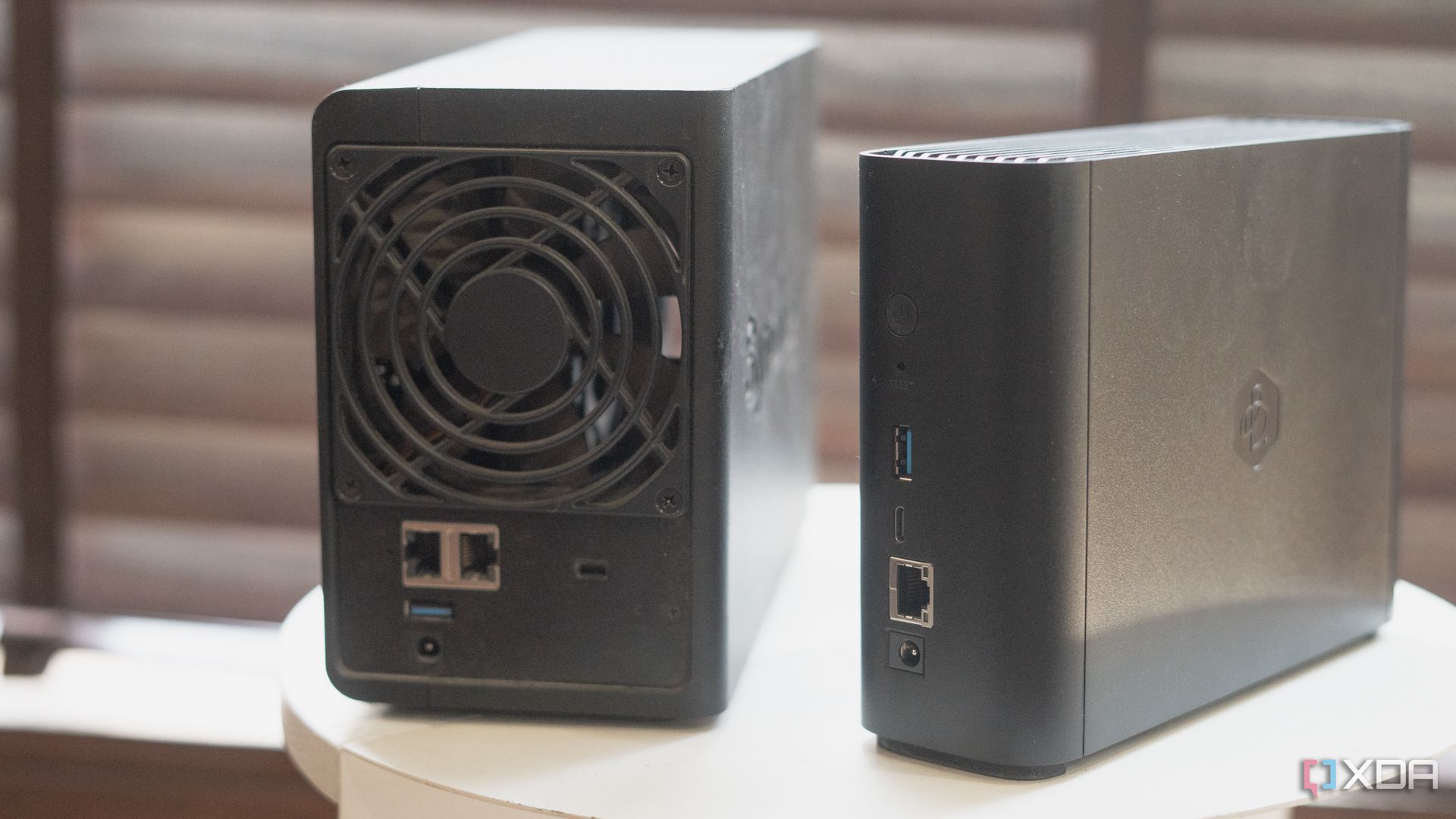 Comparación entre la unidad Synology Beestation y la NAS que muestra el perfil trasero colocado sobre una mesa