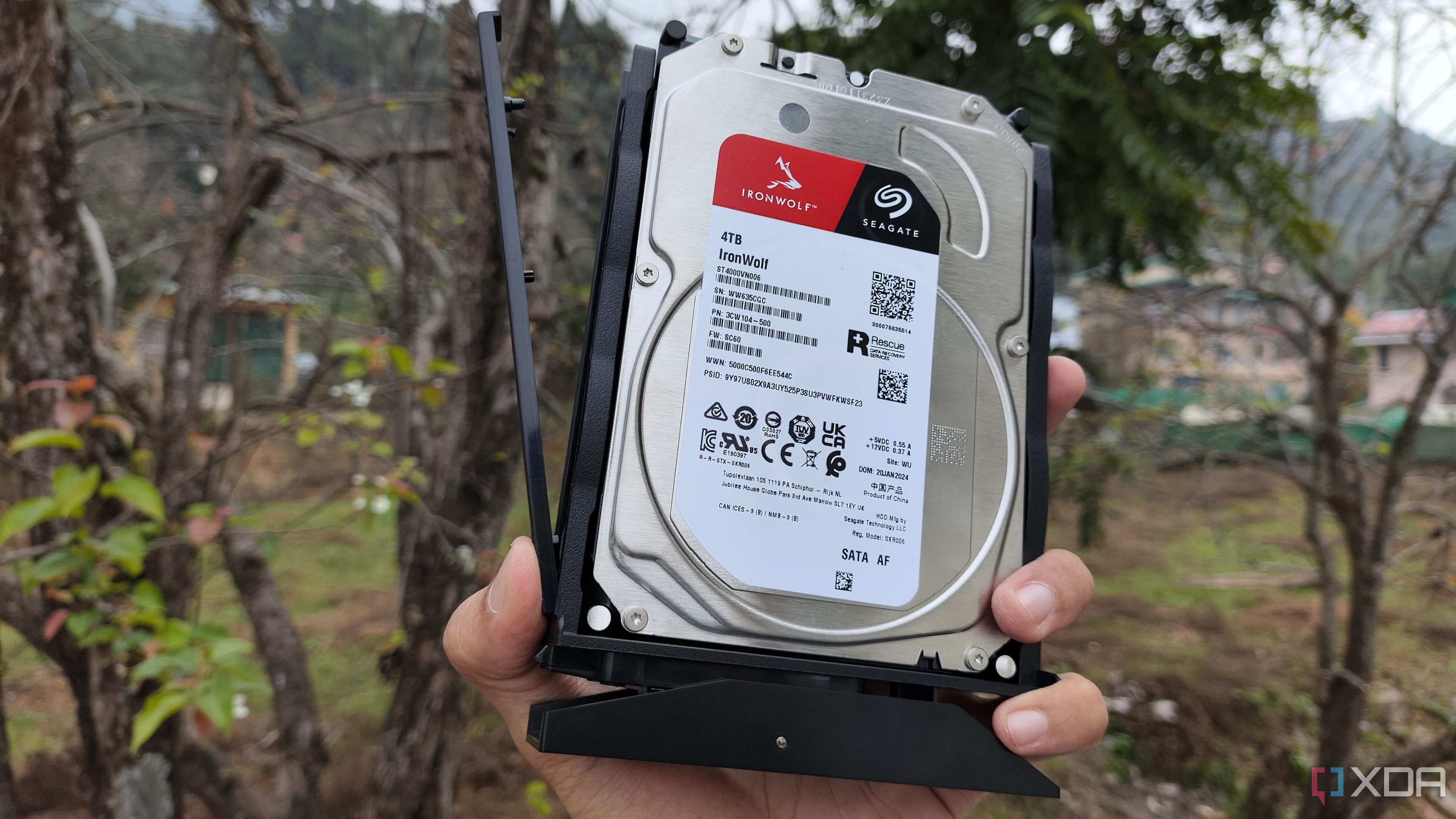 Una persona sosteniendo un disco duro Seagate de 4 TB