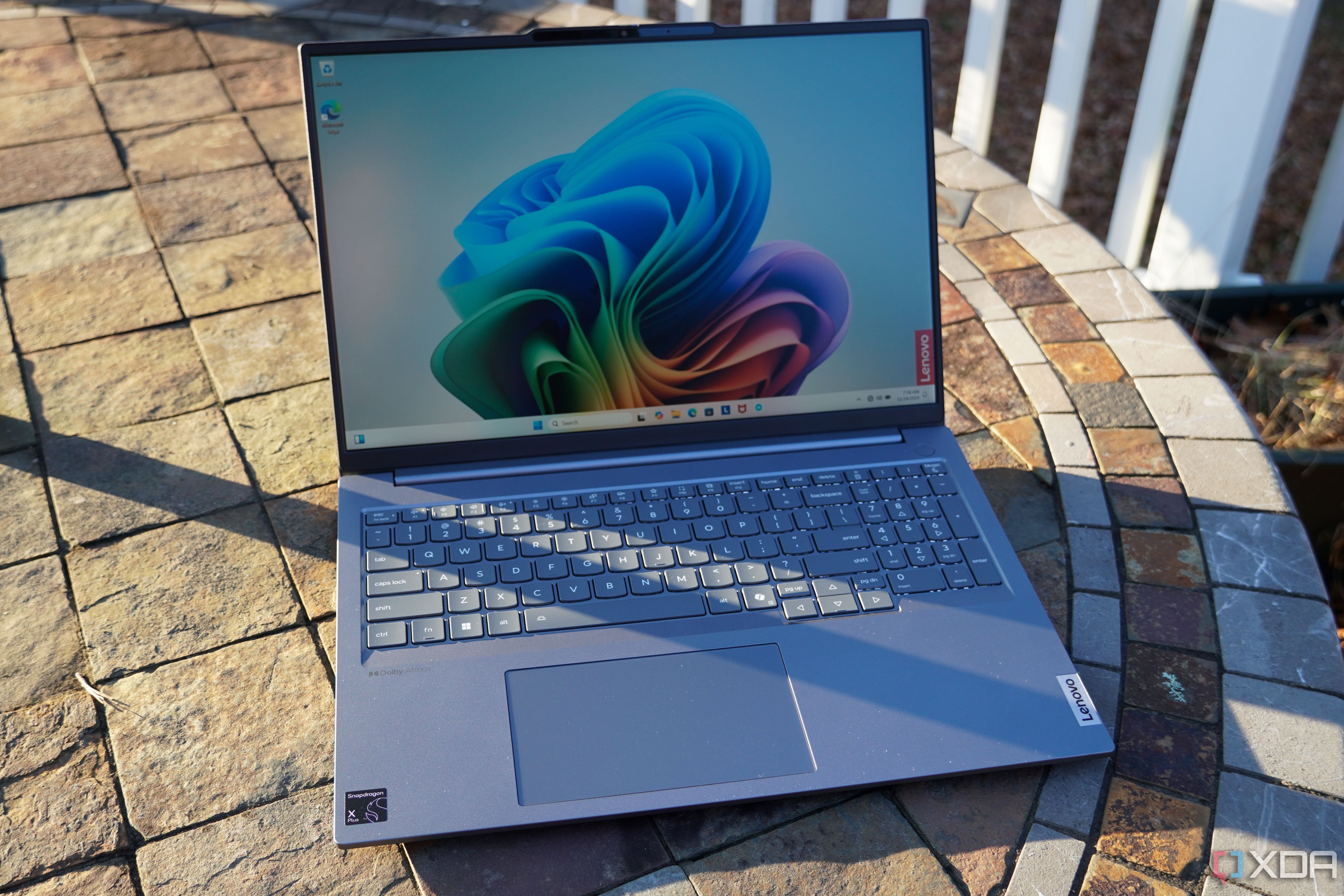 El Lenovo ThinkBook G7 abierto en el escritorio.