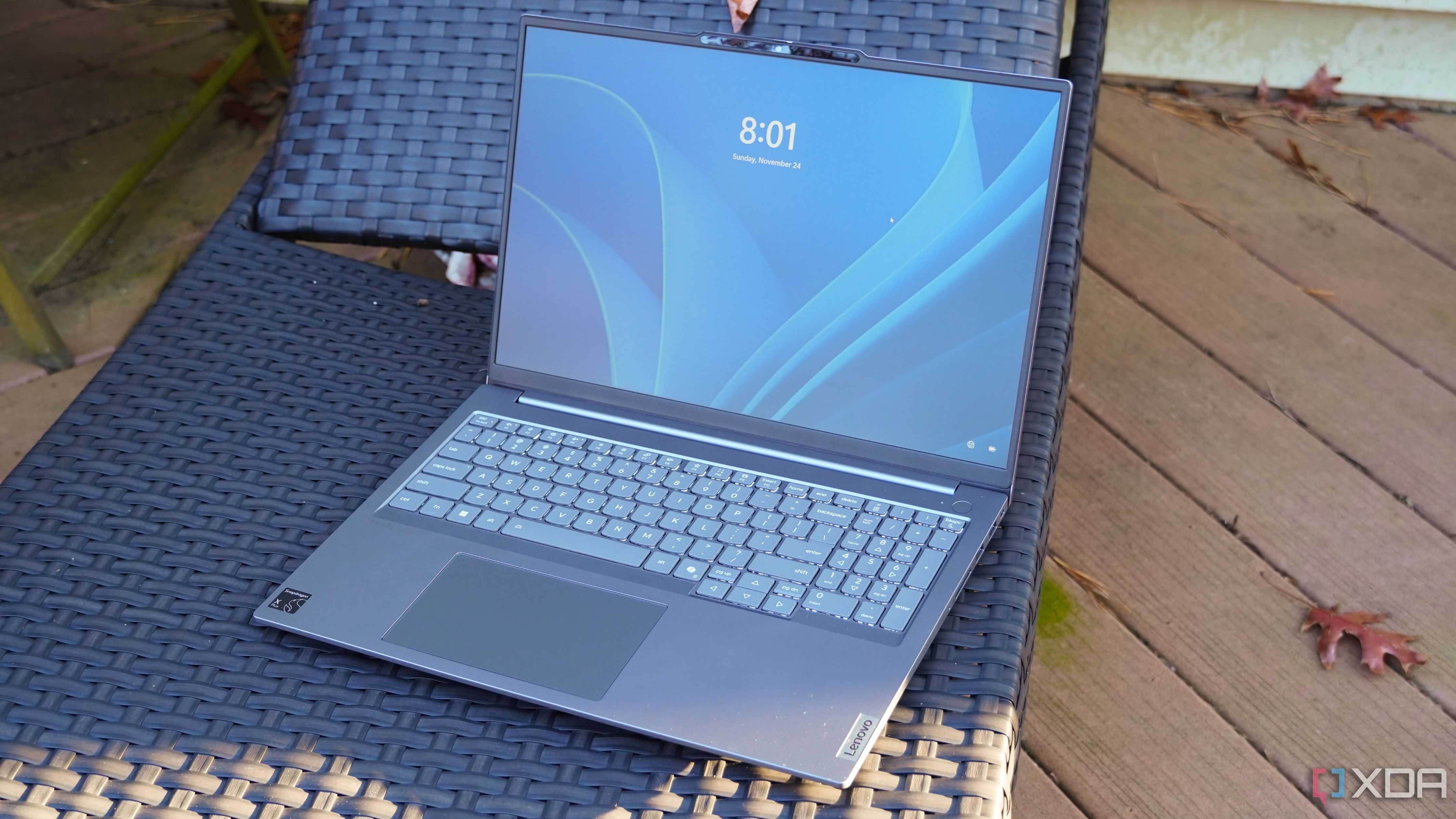 El Lenovo ThinkBook G7 en un sillón.