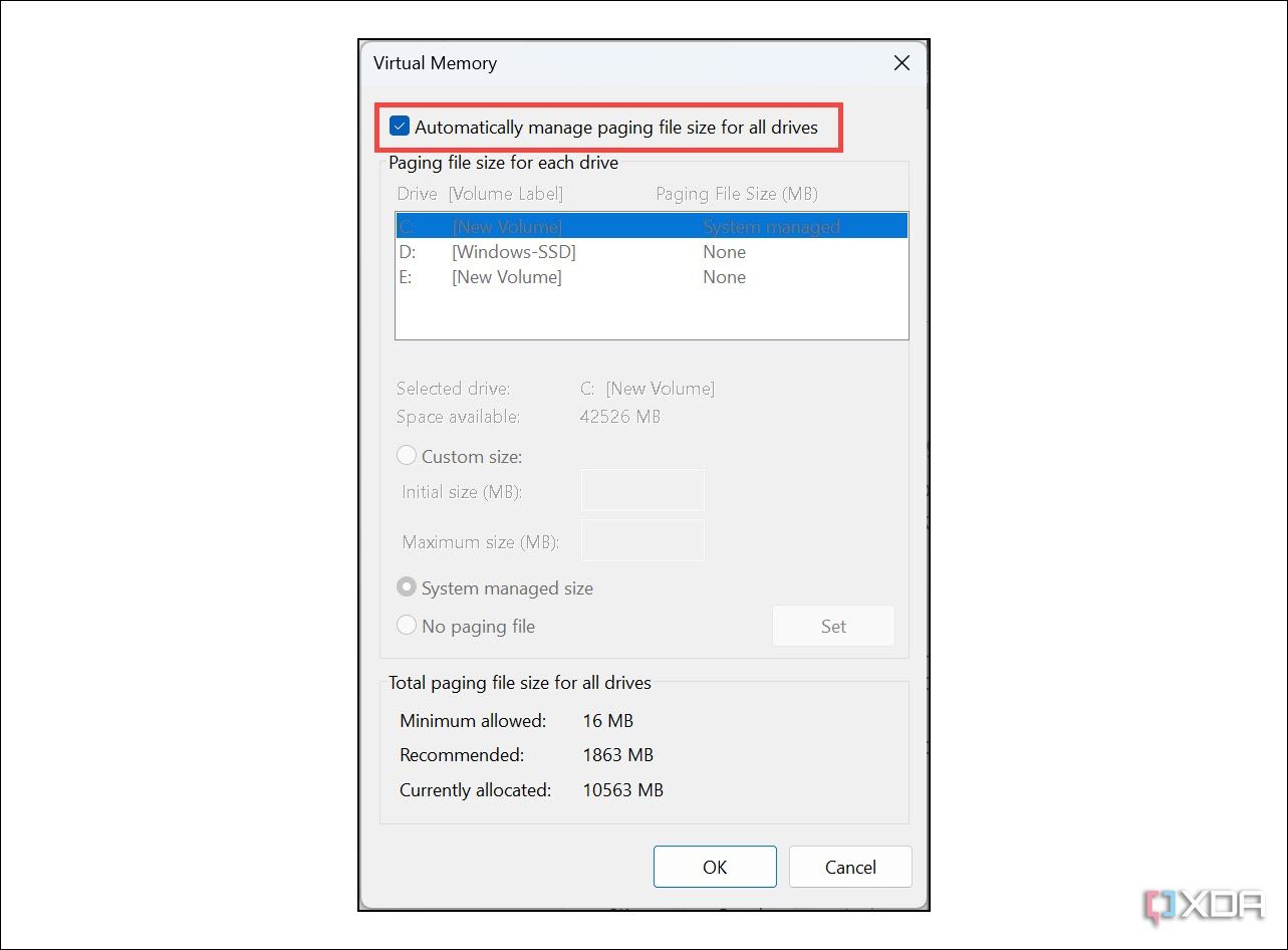 Desmarque la opción Administrar automáticamente el tamaño del archivo de paginación para todas las unidades