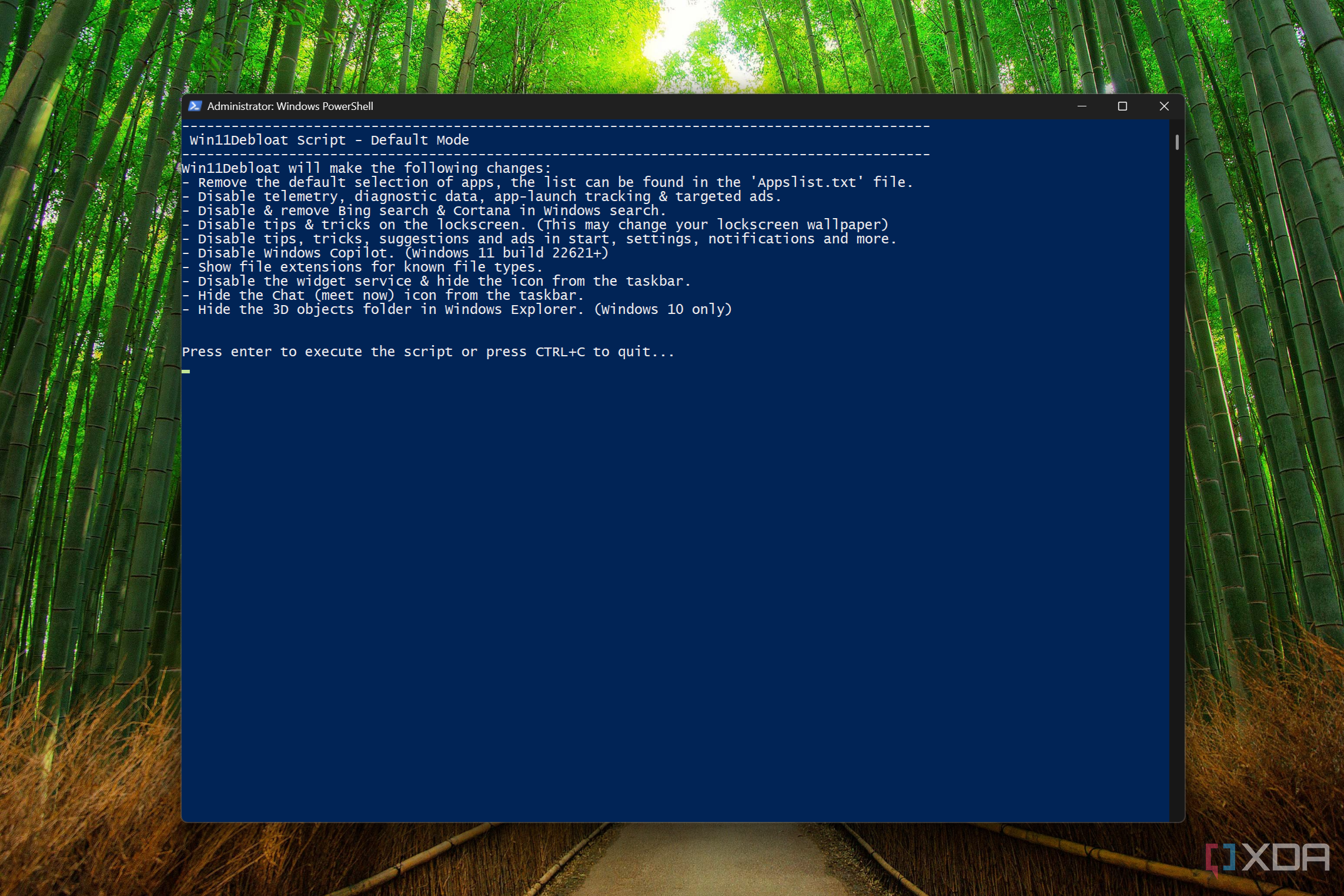 Captura de pantalla de PowerShell ejecutando el script Win11Debloat y mostrando la lista de cambios a realizar