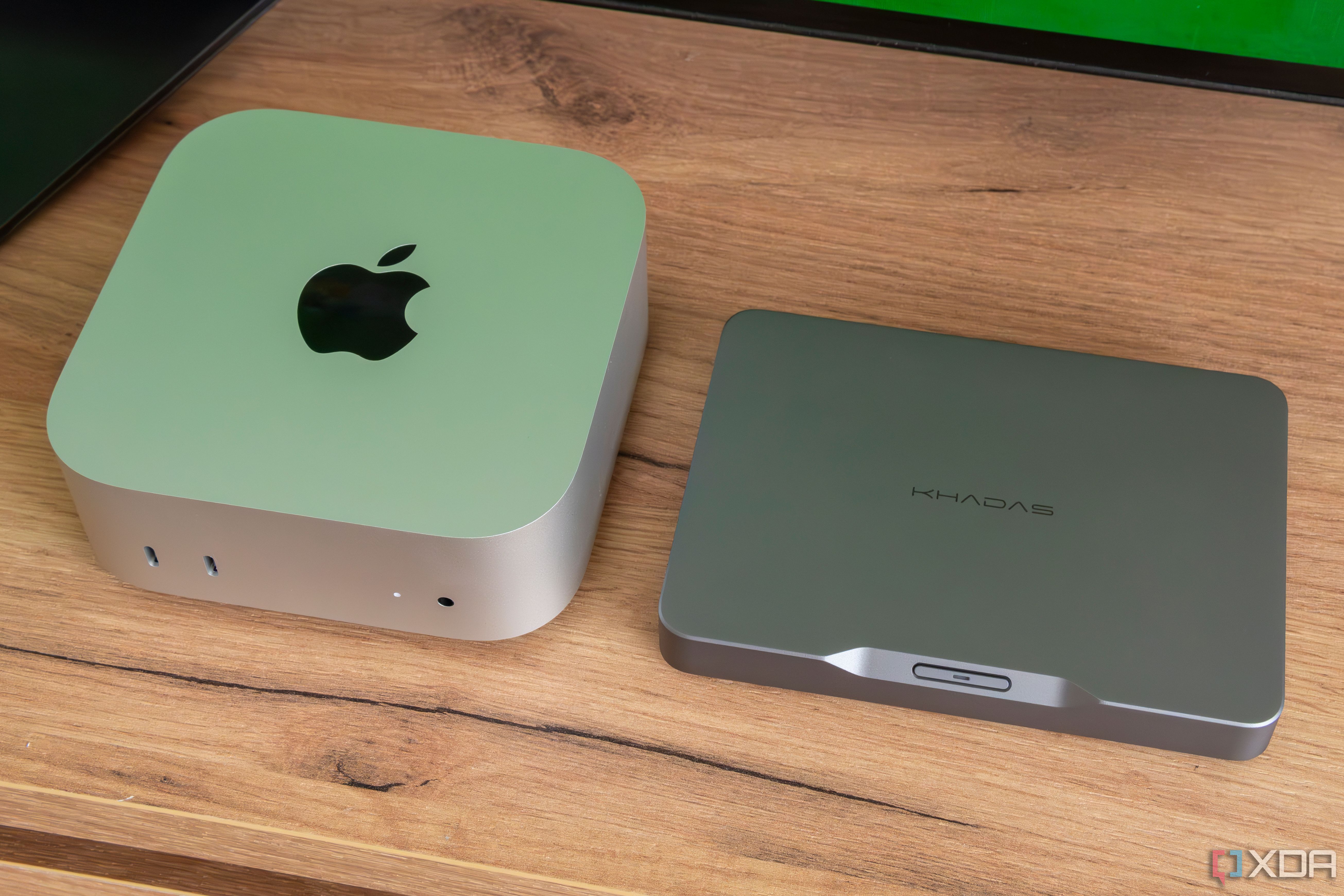 Vista aérea en ángulo de la Mac Mini y Khadas Mind uno al lado del otro