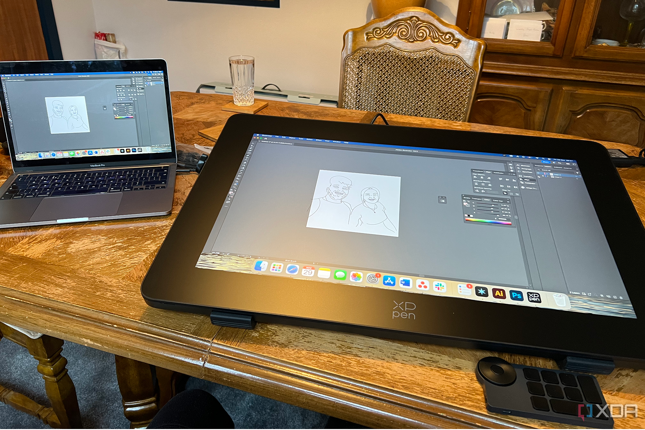 Pantalla de dibujo XP Pen Artist Pro 24 y una MacBook de Apple sobre una mesa