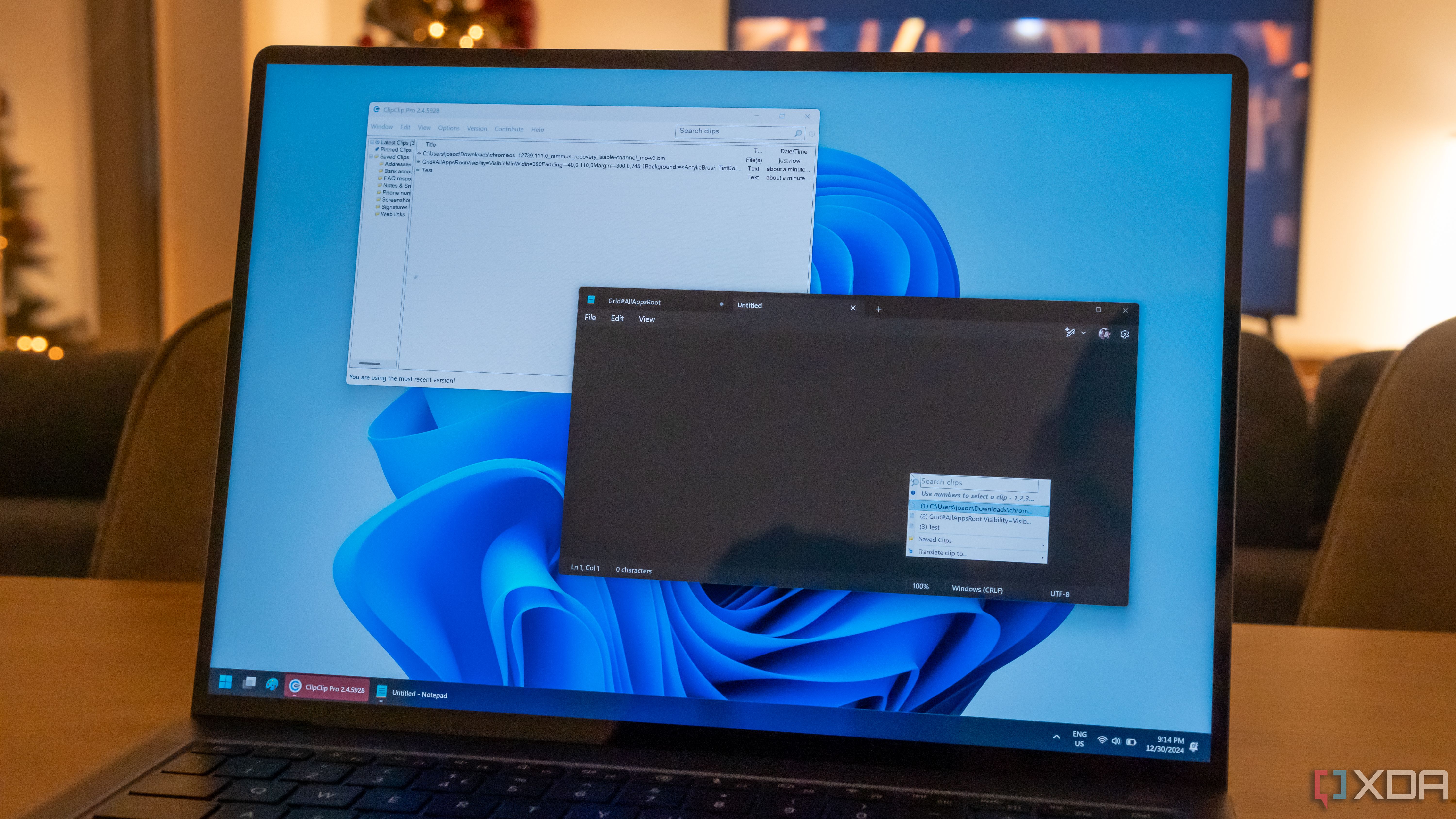 Una computadora portátil con Windows 11 que ejecuta ClipClip y el Bloc de notas