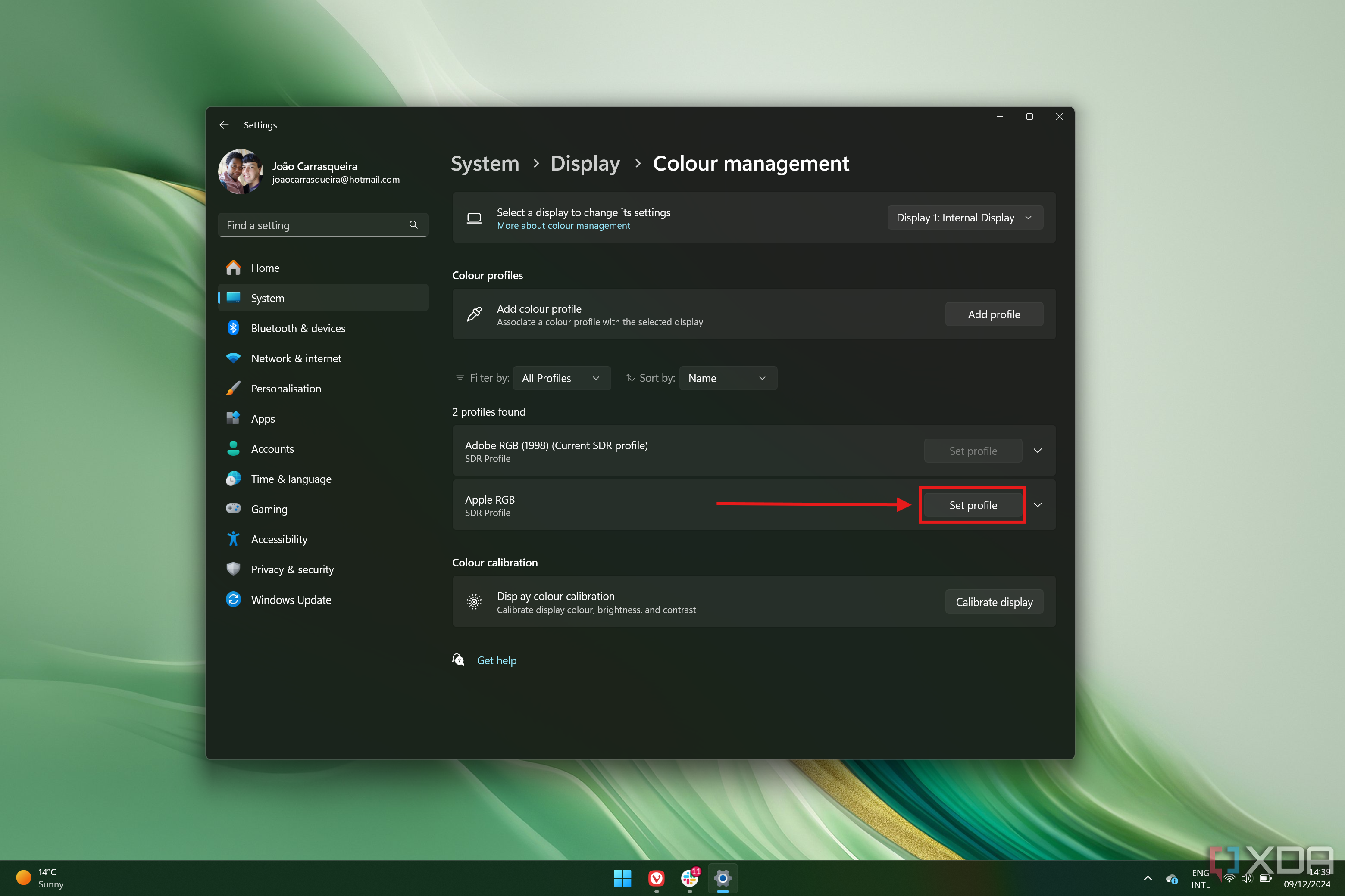 Captura de pantalla de la página de administración de color en la configuración de Windows 11. Se resalta un botón para establecer un perfil