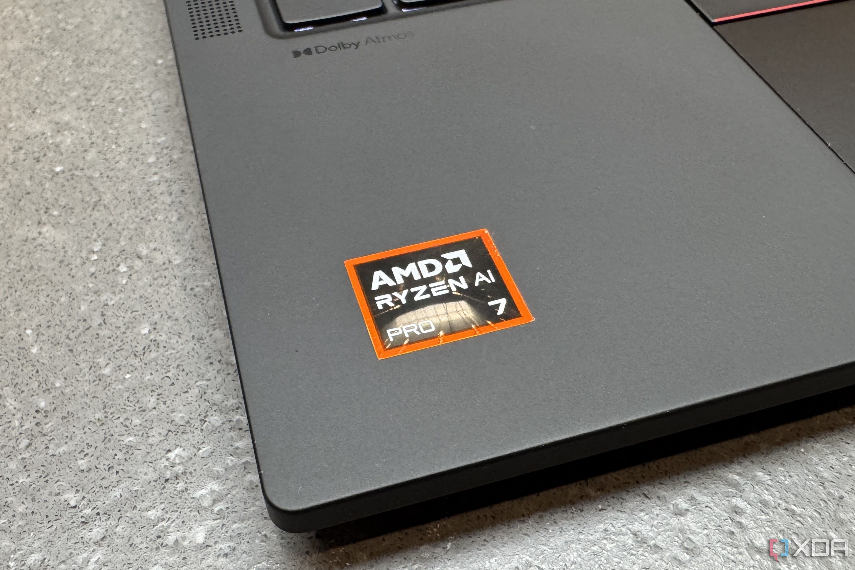 Primer plano de la etiqueta AMD en el Lenovo ThinkPad T14s Gen 6 AMD