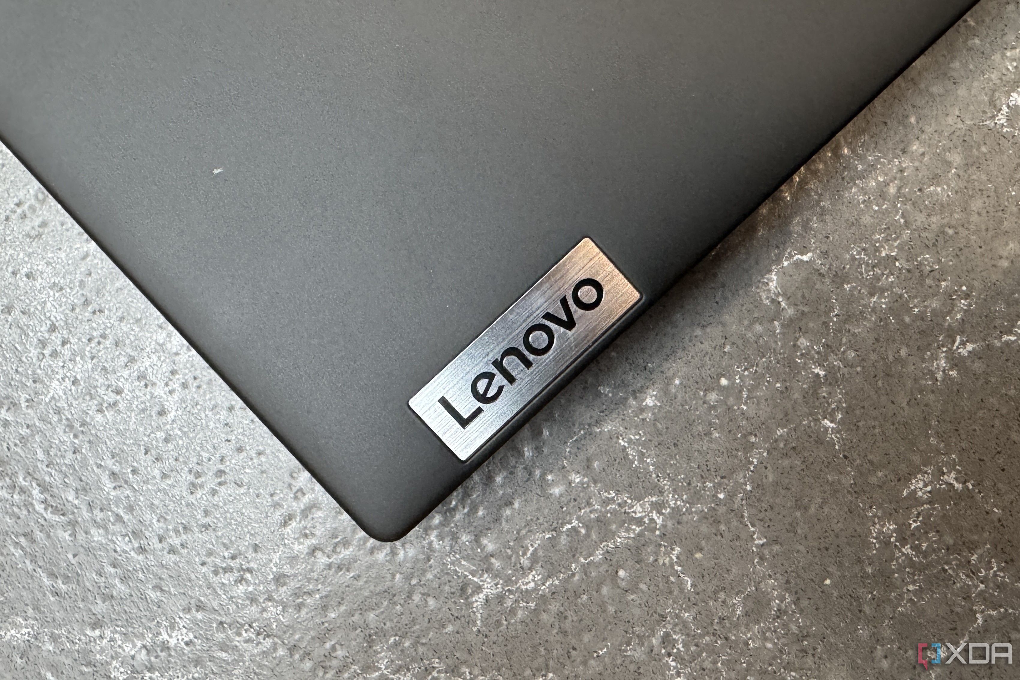 Primer plano del logotipo de Lenovo en el Lenovo ThinkPad T14s Gen 6 AMD