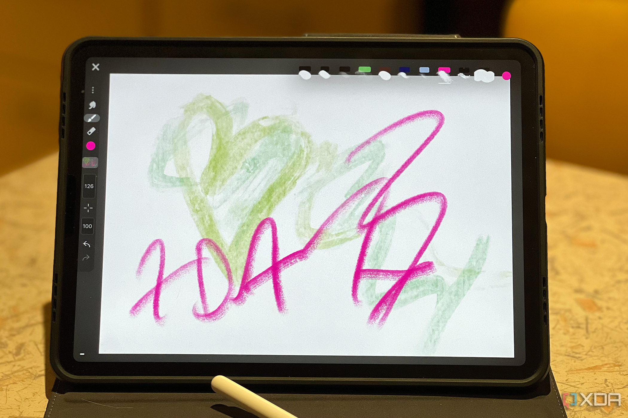 iPad con iArtbook en pantalla