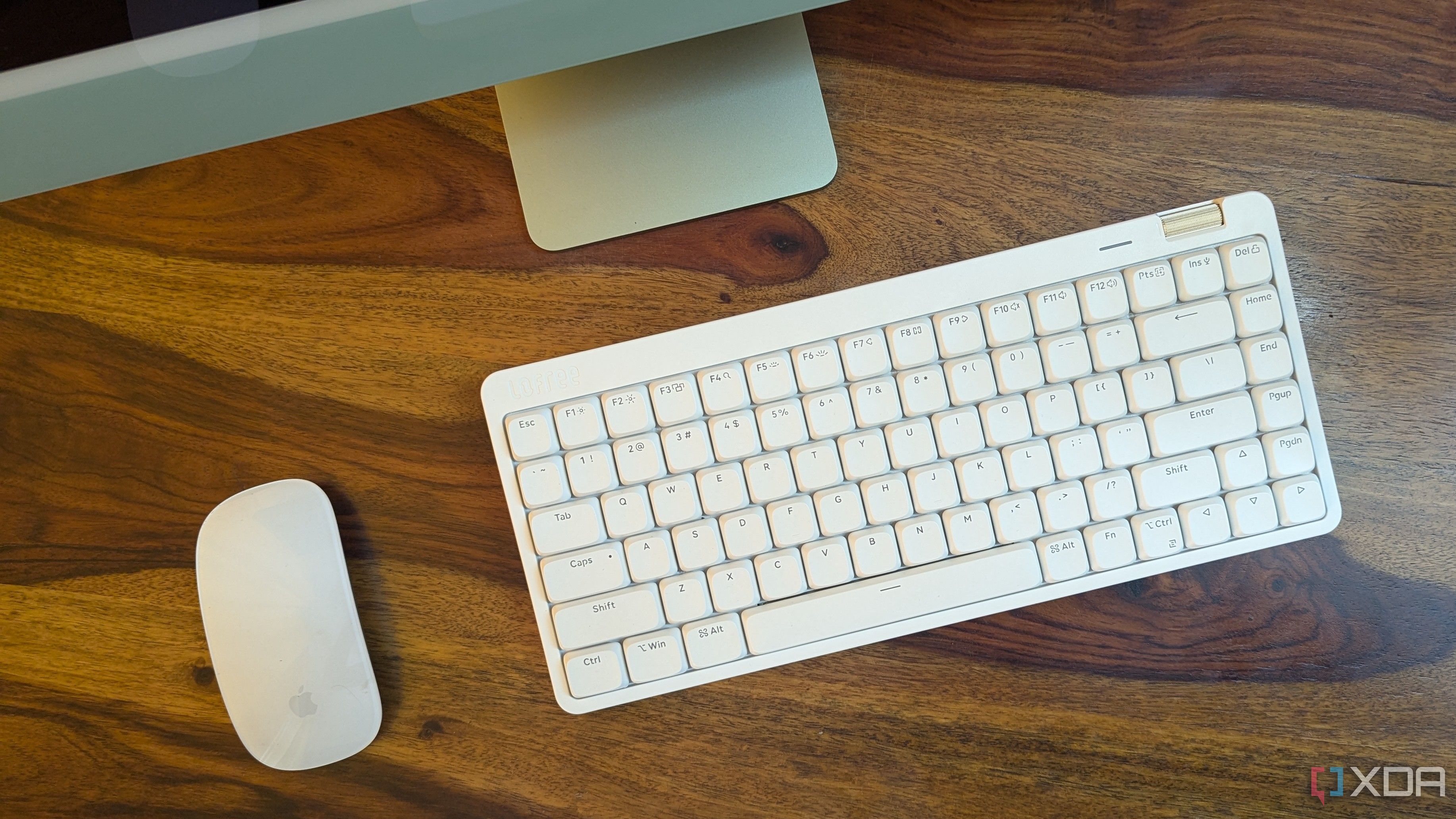 Vista superior de un teclado mecánico blanco de perfil bajo.