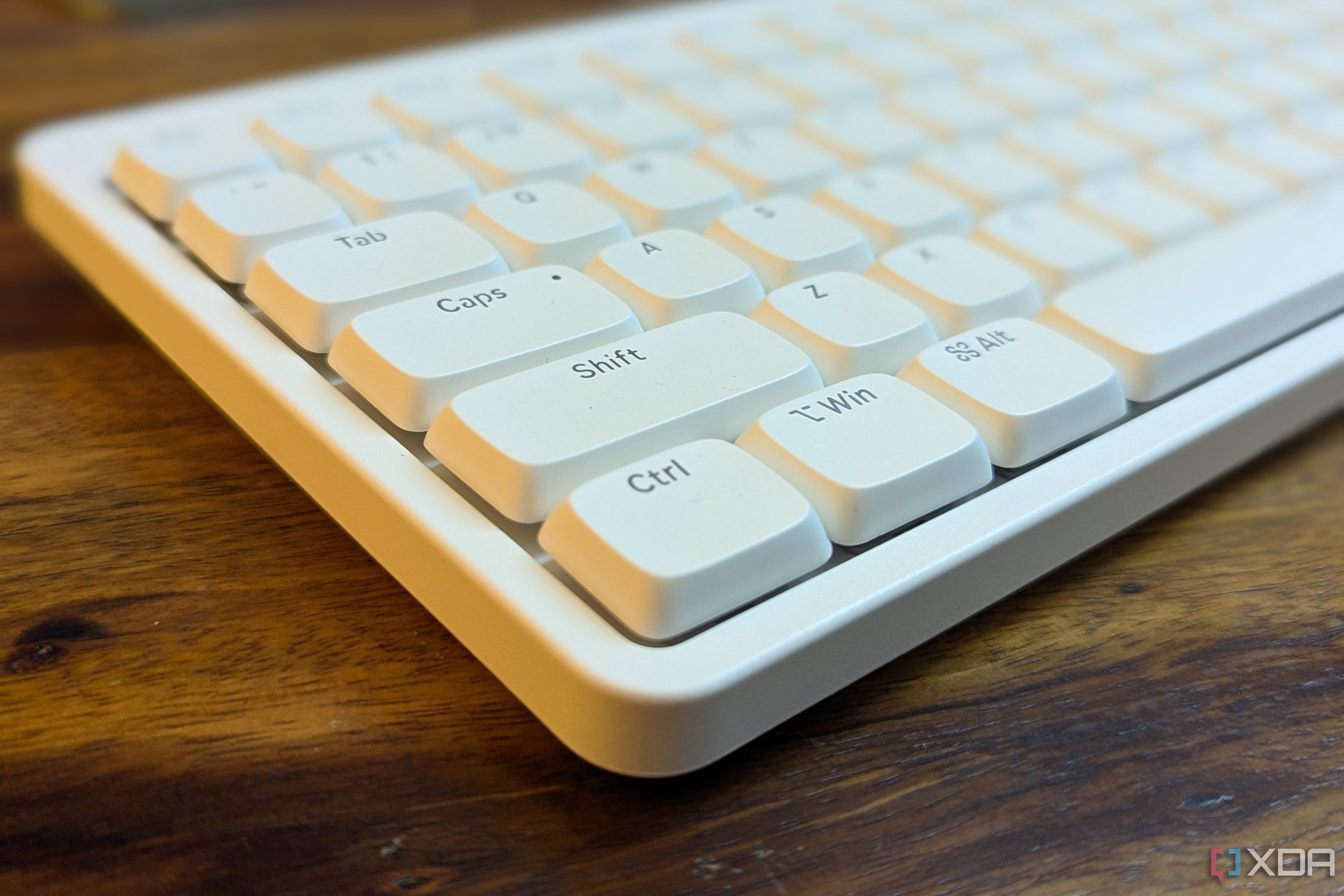 Primer plano de un teclado mecánico blanco de perfil bajo que muestra las teclas