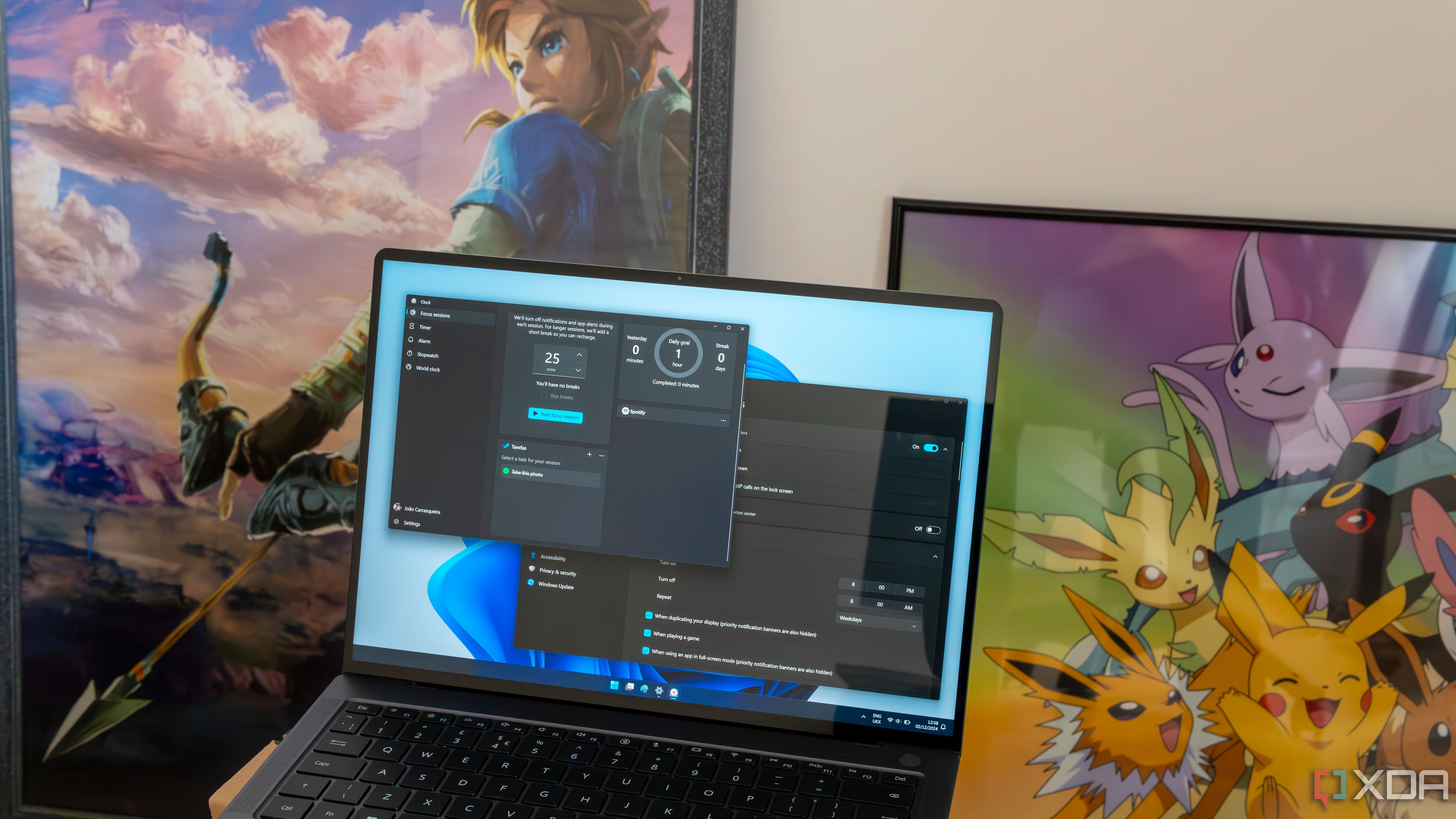 Una computadora portátil con Windows 11 que muestra la configuración de notificaciones y la aplicación Reloj abierta en la pestaña Sesiones de enfoque