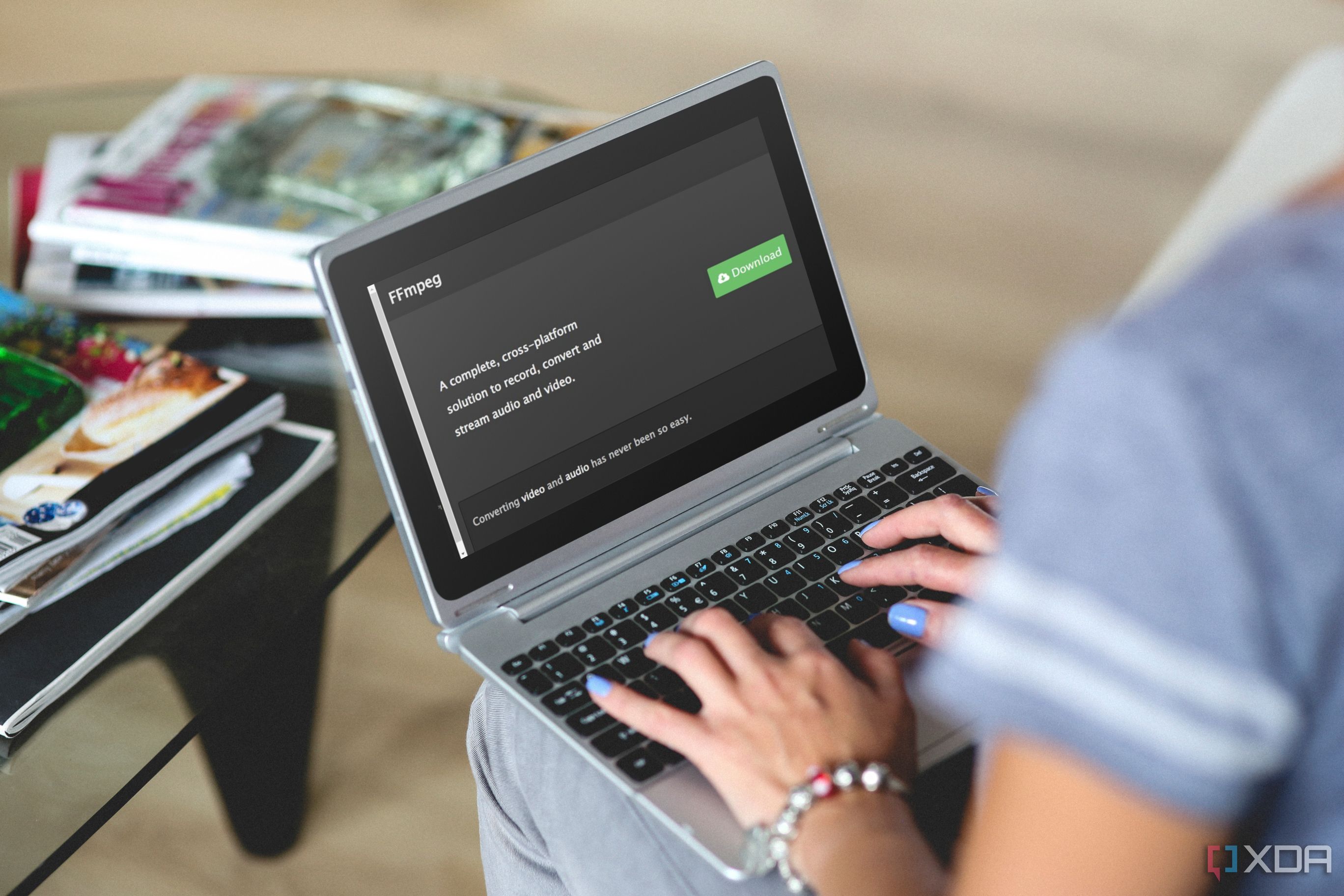 Persona que usa una computadora portátil con la página de descarga de FFmpeg en la pantalla
