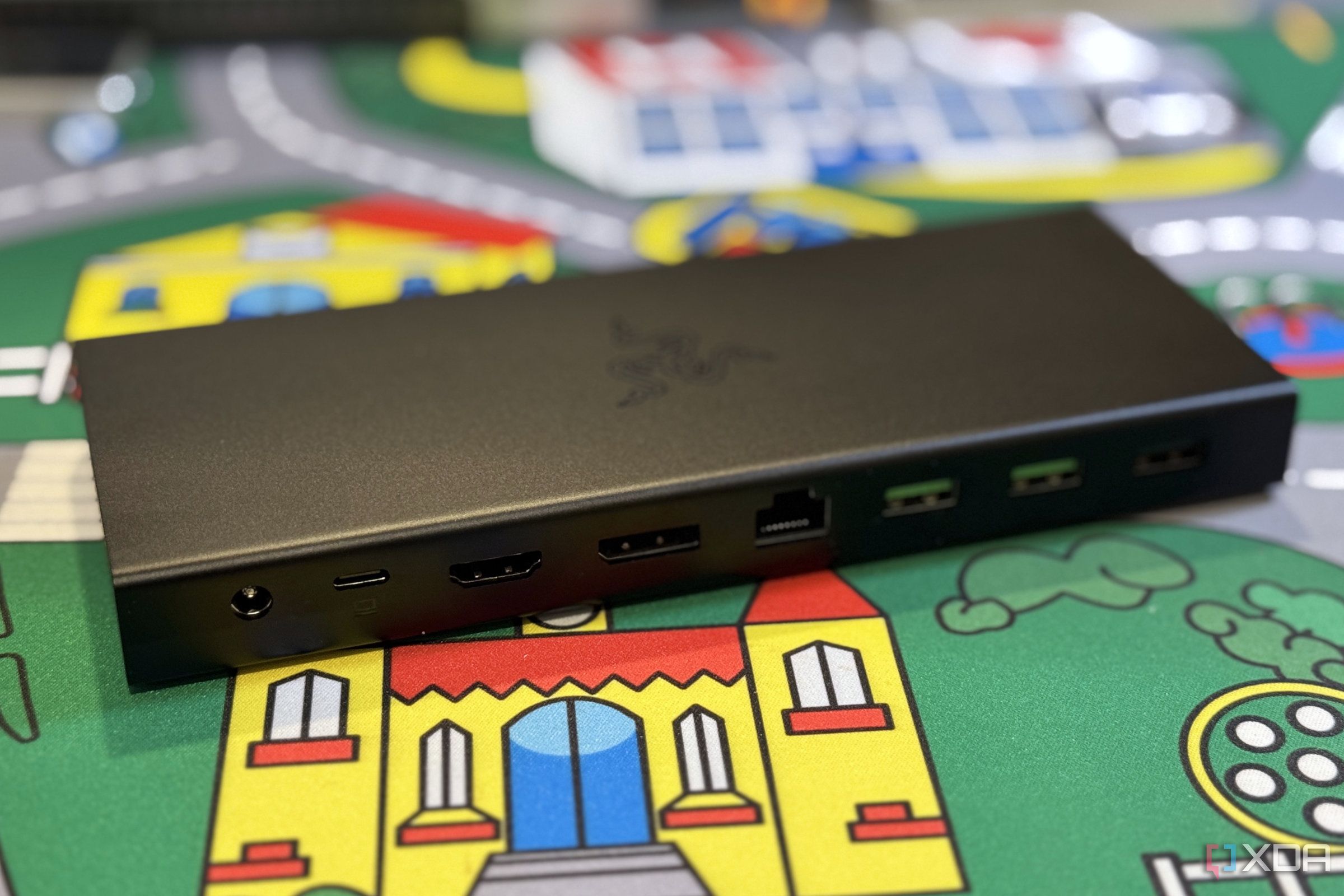 Base USB 4 de Razer vista desde un ligero ángulo frontal