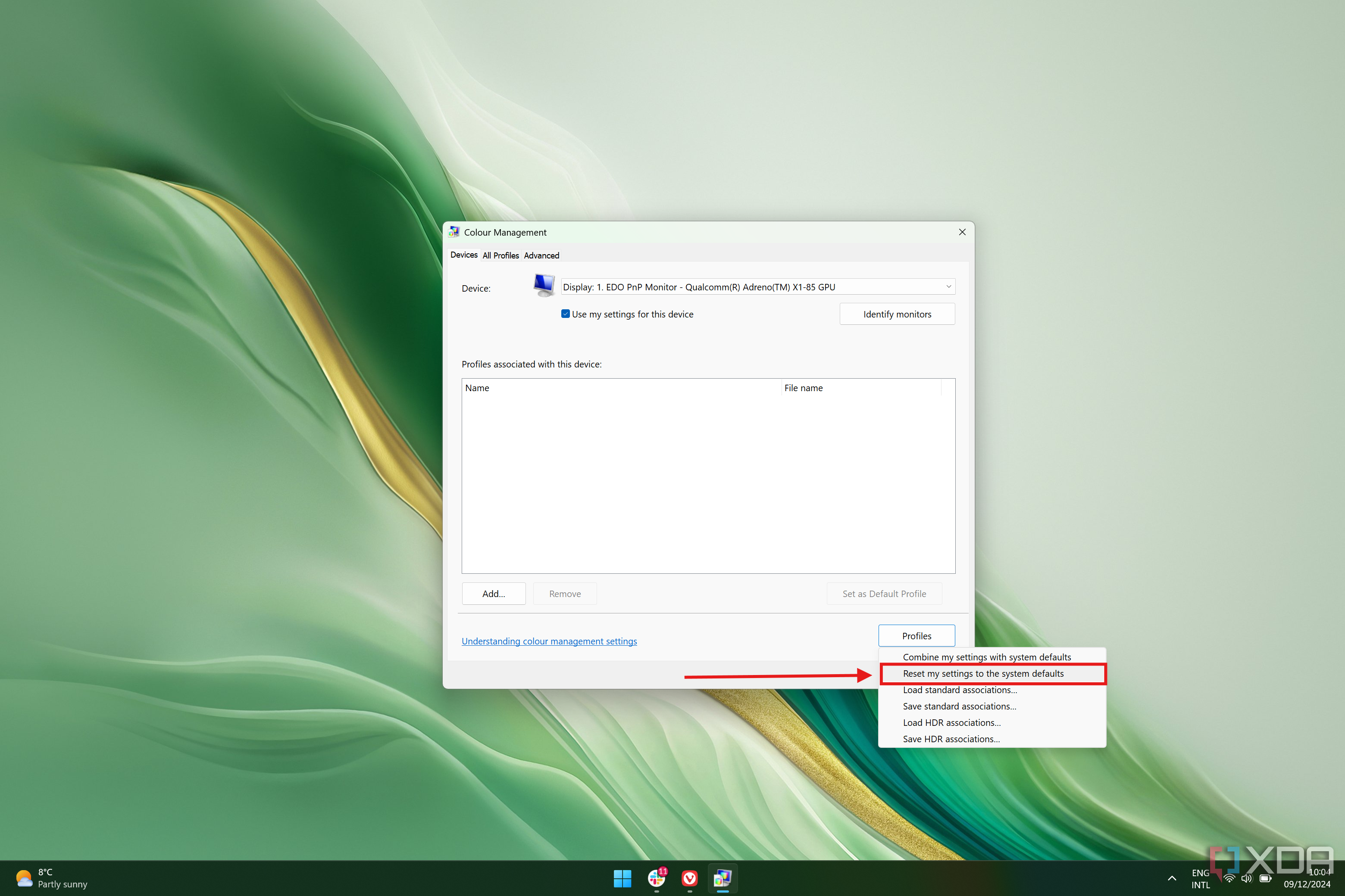 Captura de pantalla de la configuración de administración de color en Windows 11 que muestra la opción para restablecer la configuración de los perfiles de color a los valores predeterminados