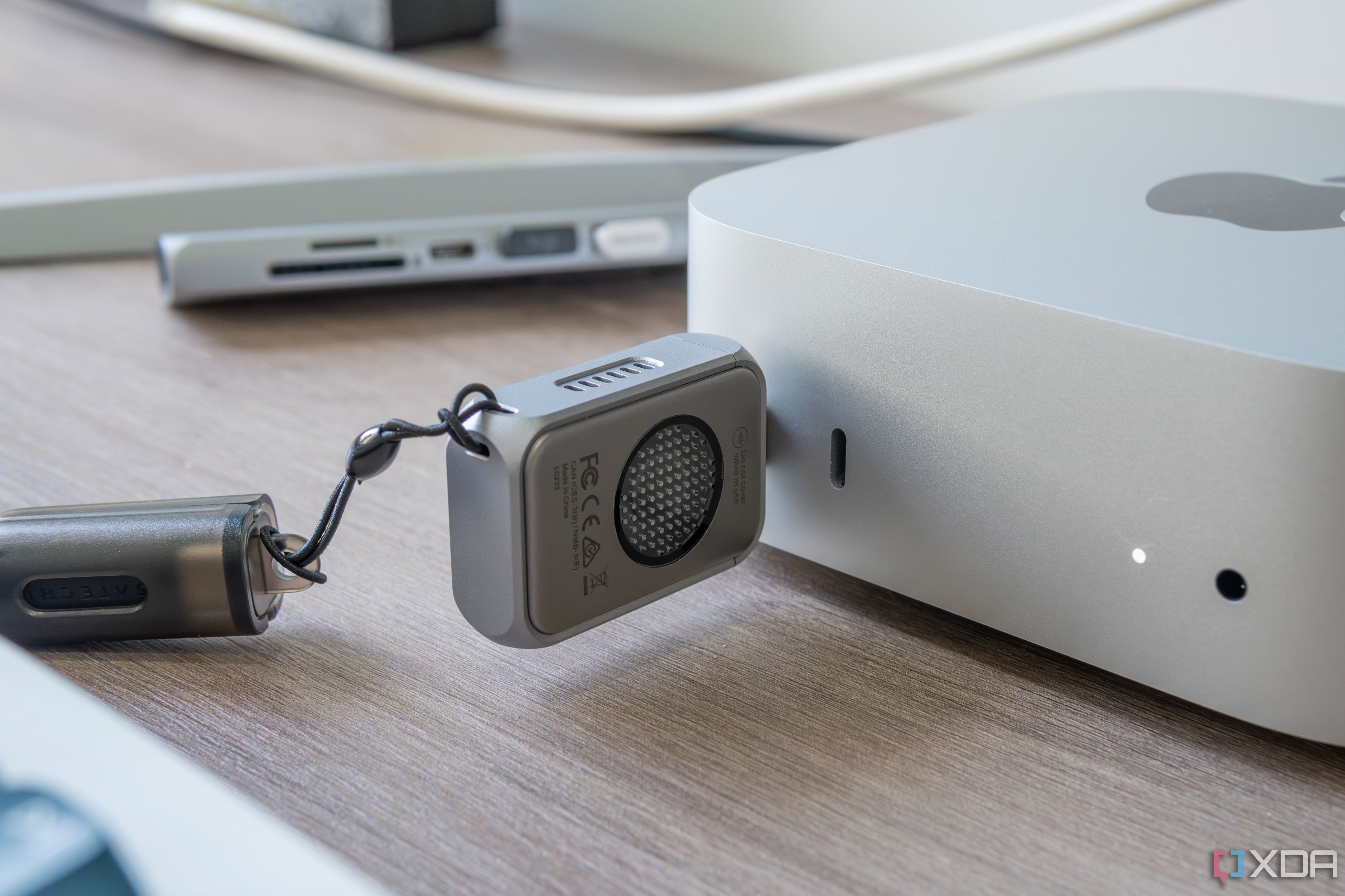 La carcasa Satechi Mini NVMe SSD conectada a un puerto en la Mac Mini 2024 que muestra el ventilador de enfriamiento