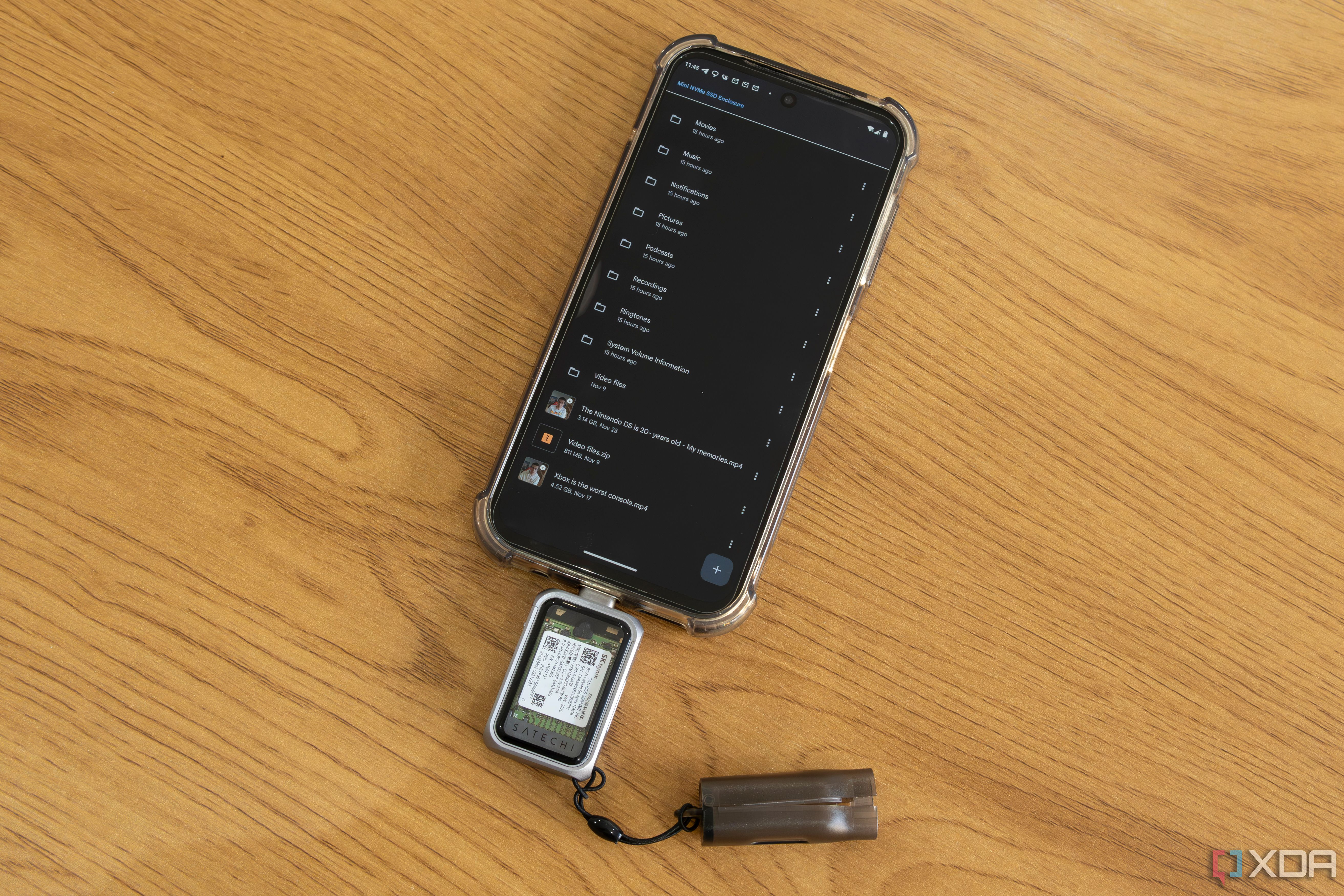 Vista de arriba hacia abajo de un teléfono Android con la carcasa Satechi Mini NVMe SSD conectada al puerto USB-C