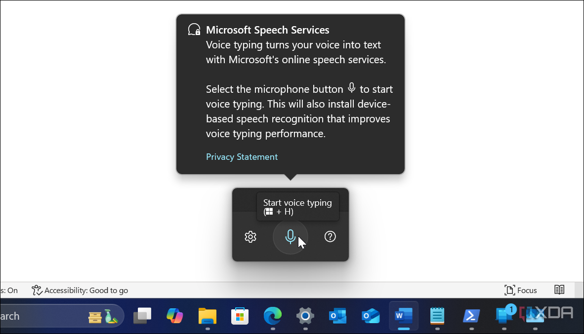 Captura de pantalla que muestra la función de dictado de voz en Windows 11 y Microsoft Word