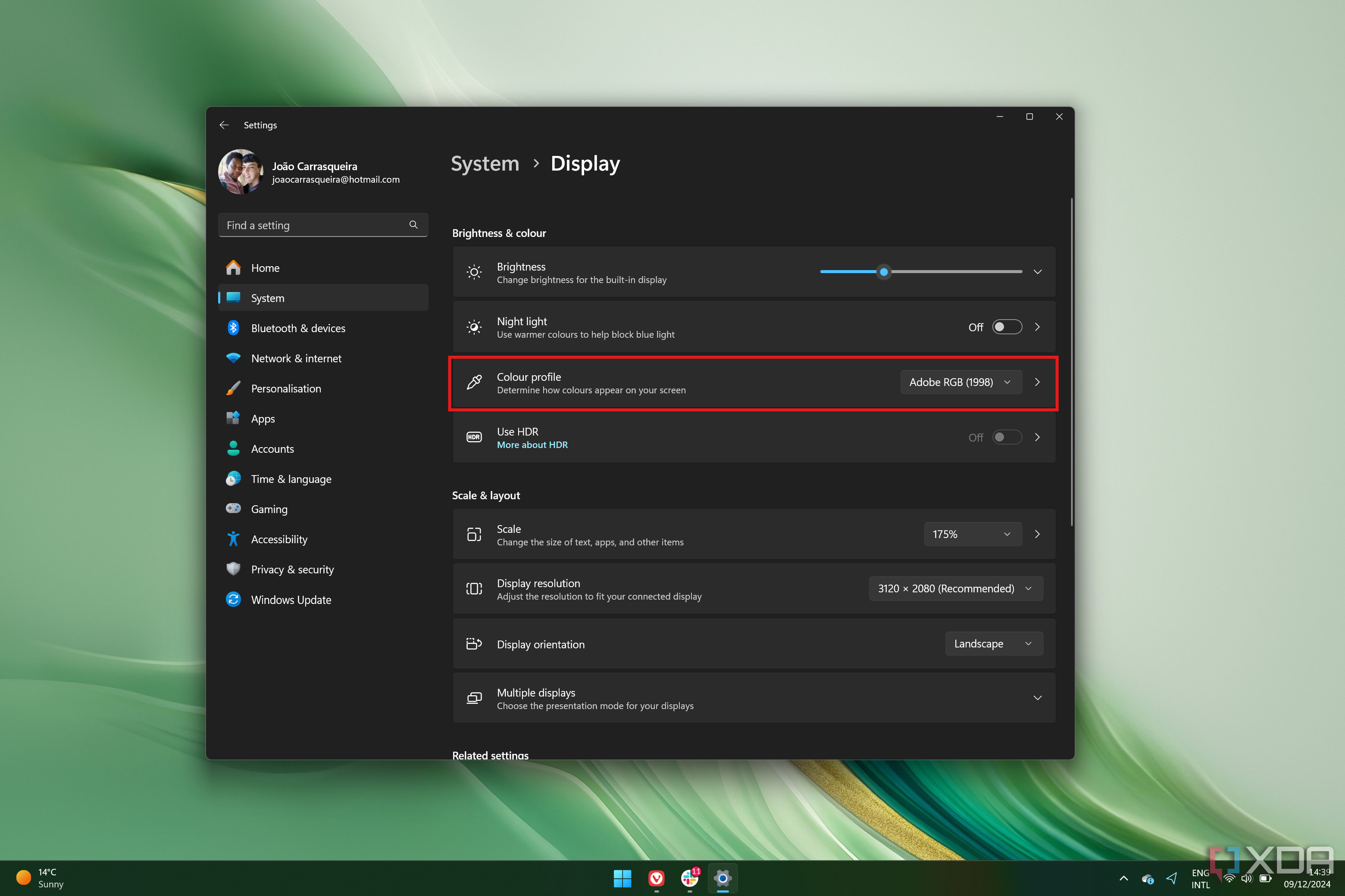 Captura de pantalla de la configuración de pantalla de Windows 11 con el botón de perfil de color resaltado