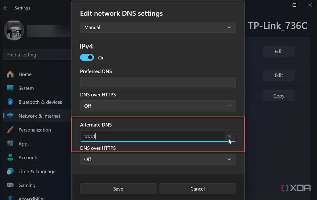 La captura de pantalla muestra cómo agregar manualmente configuraciones de servicio DNS alternativas en Windows 11