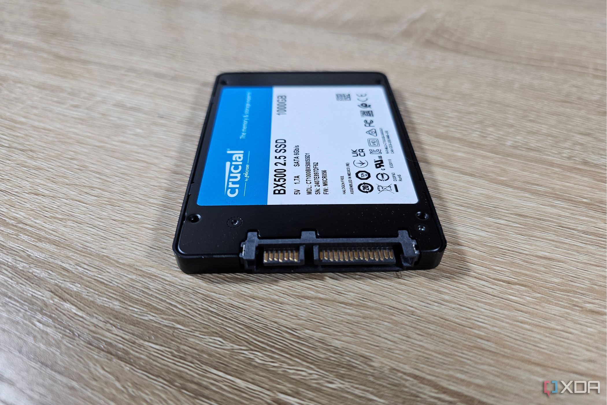 Un SSD M.2 crucial sobre una mesa