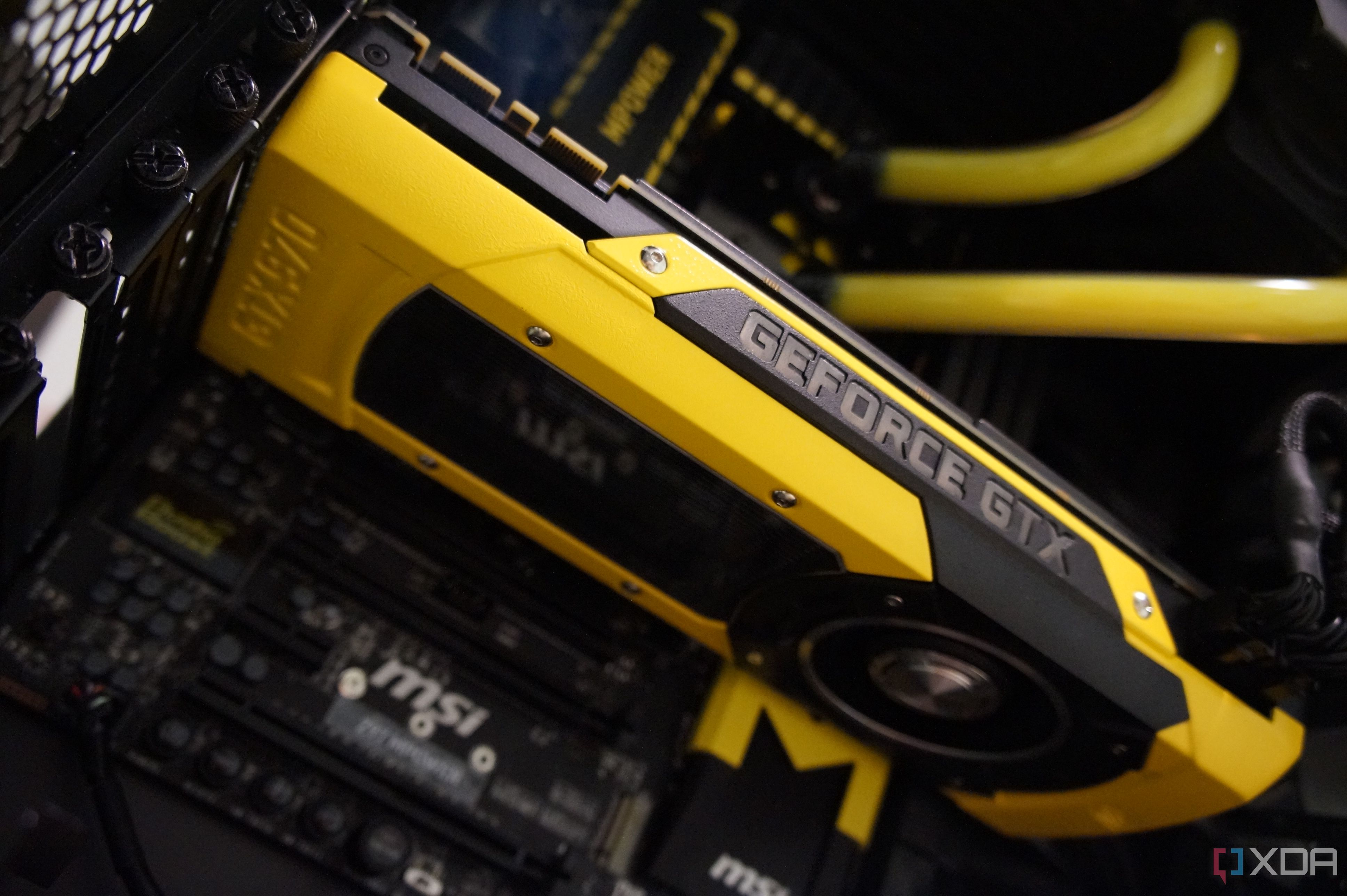 Primer plano del interior de una computadora personalizada con GPU y componentes pintados de amarillo