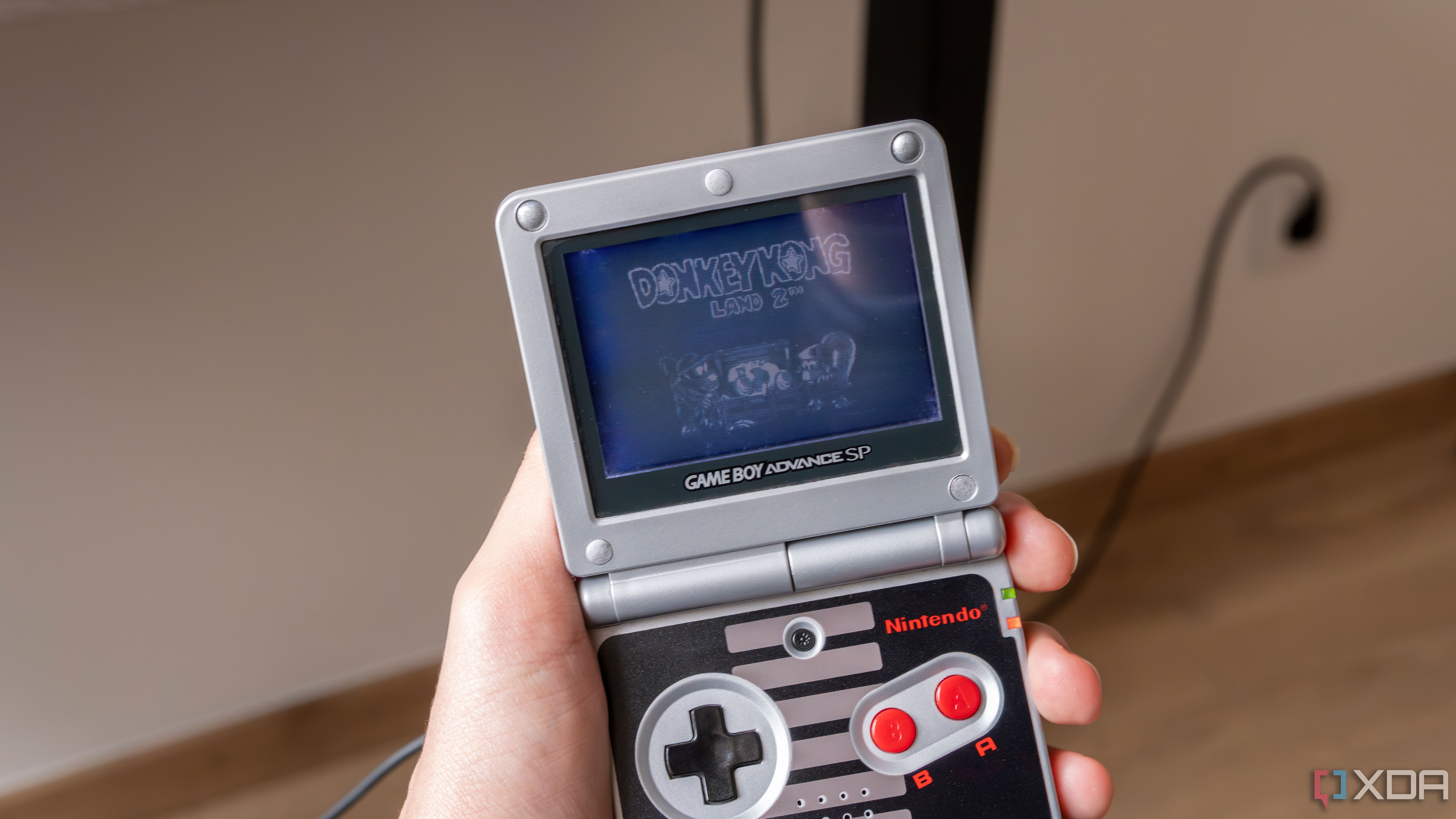 Un Game Boy Advance SP jugando a Donkey Kong Land 2